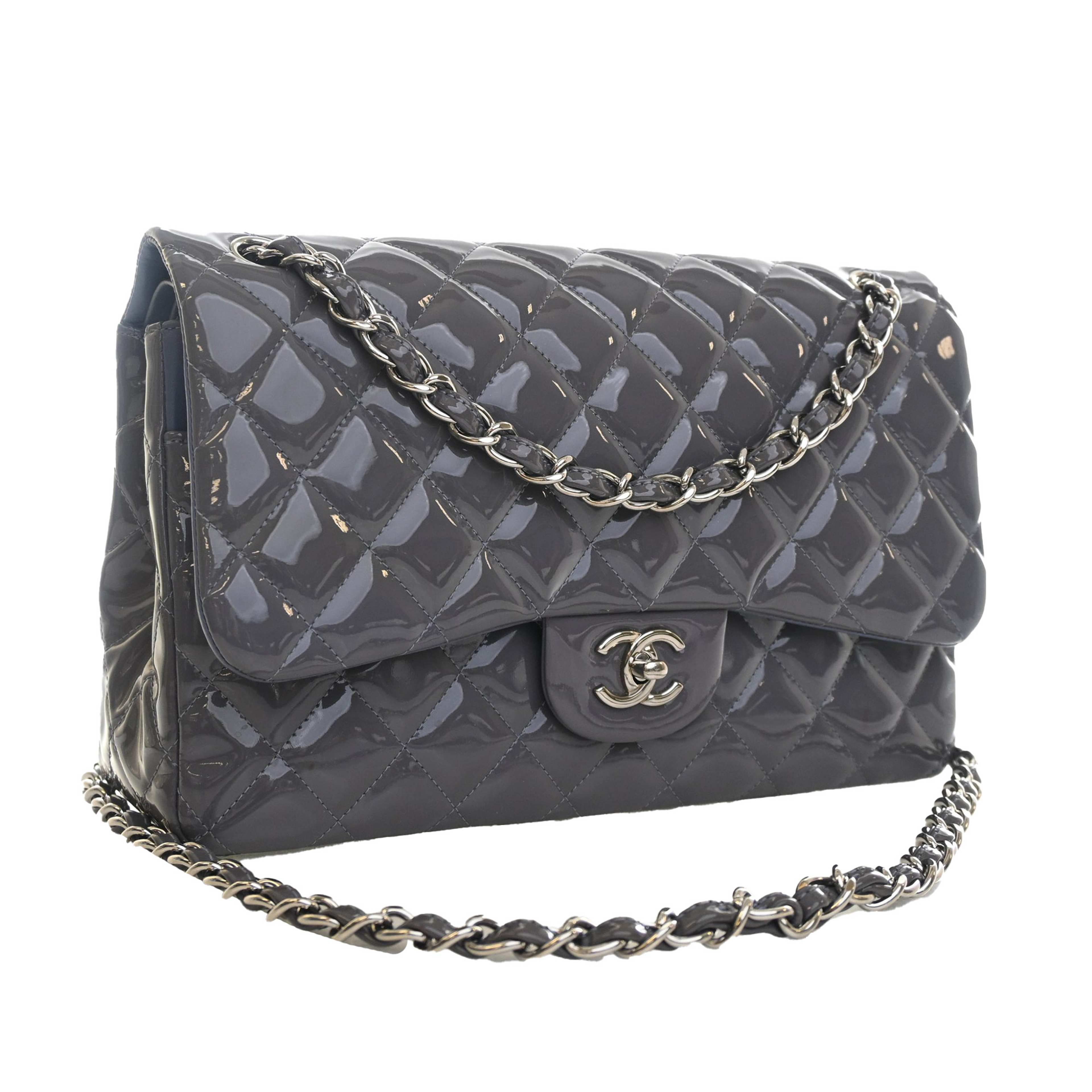 Chanel Jumbo Classic Striped Patent Double Flap, från Luxclusif, i färgen grå. Klicka för att öppna bilden i stort format