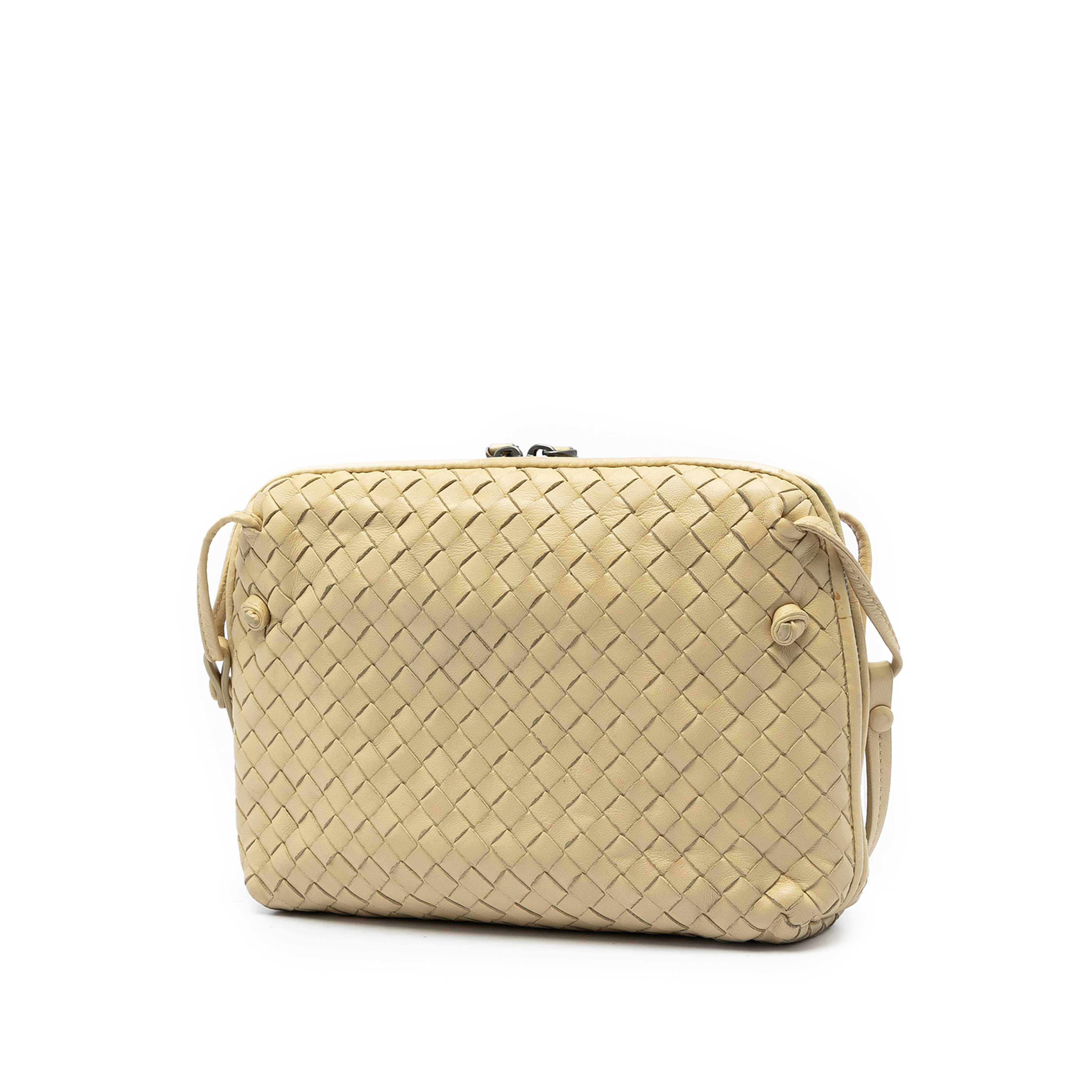 Bottega Veneta Nappa Intrecciato Nodini Crossbody, från Luxclusif, i färgen light yellow. Klicka för att öppna bilden i stort format