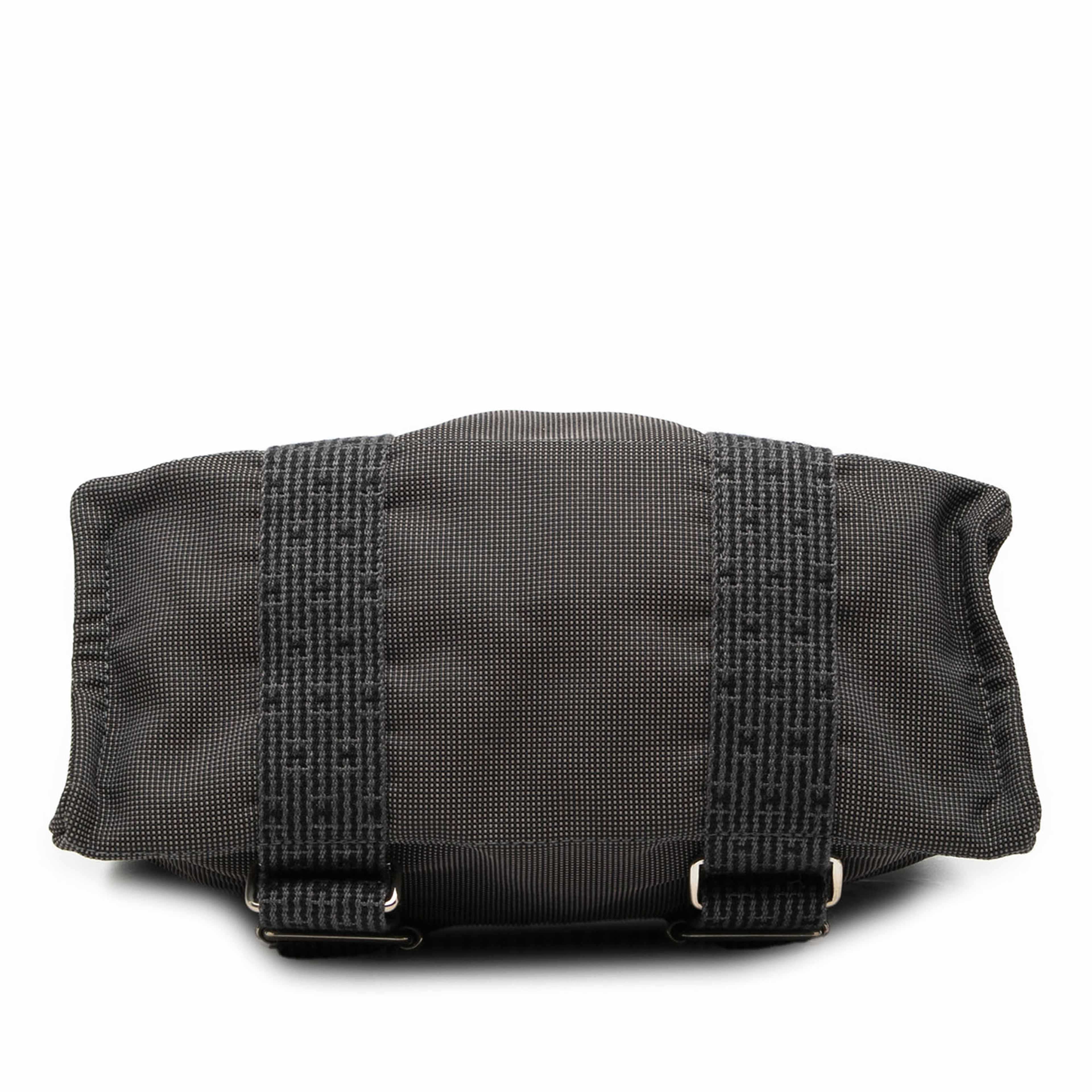 Hermès Canvas Herline Backpack Mm, från Luxclusif, i färgen gray. Klicka för att öppna bilden i stort format