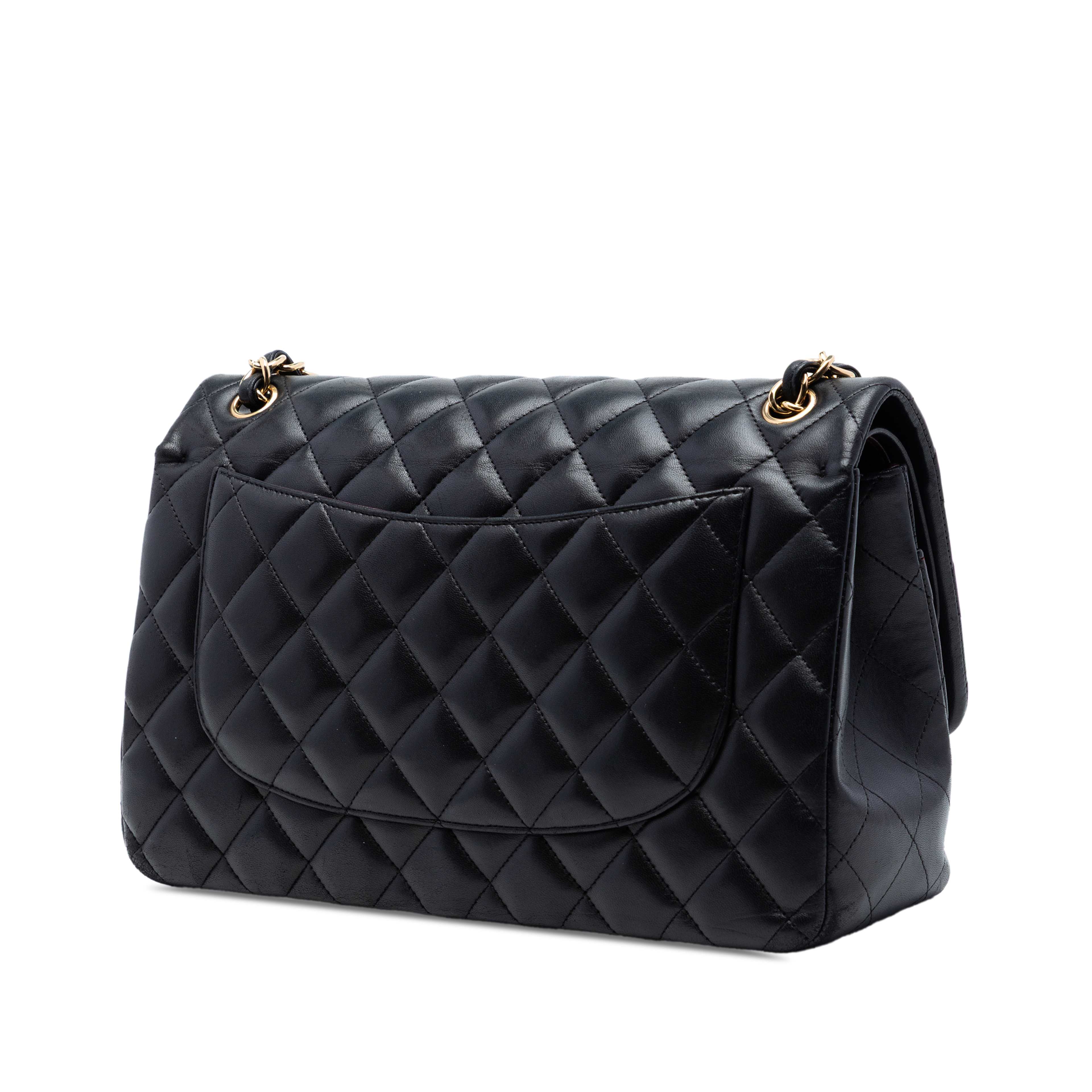 Chanel Jumbo Classic Lambskin Double Flap, från Luxclusif, i färgen black. Klicka för att öppna bilden i stort format
