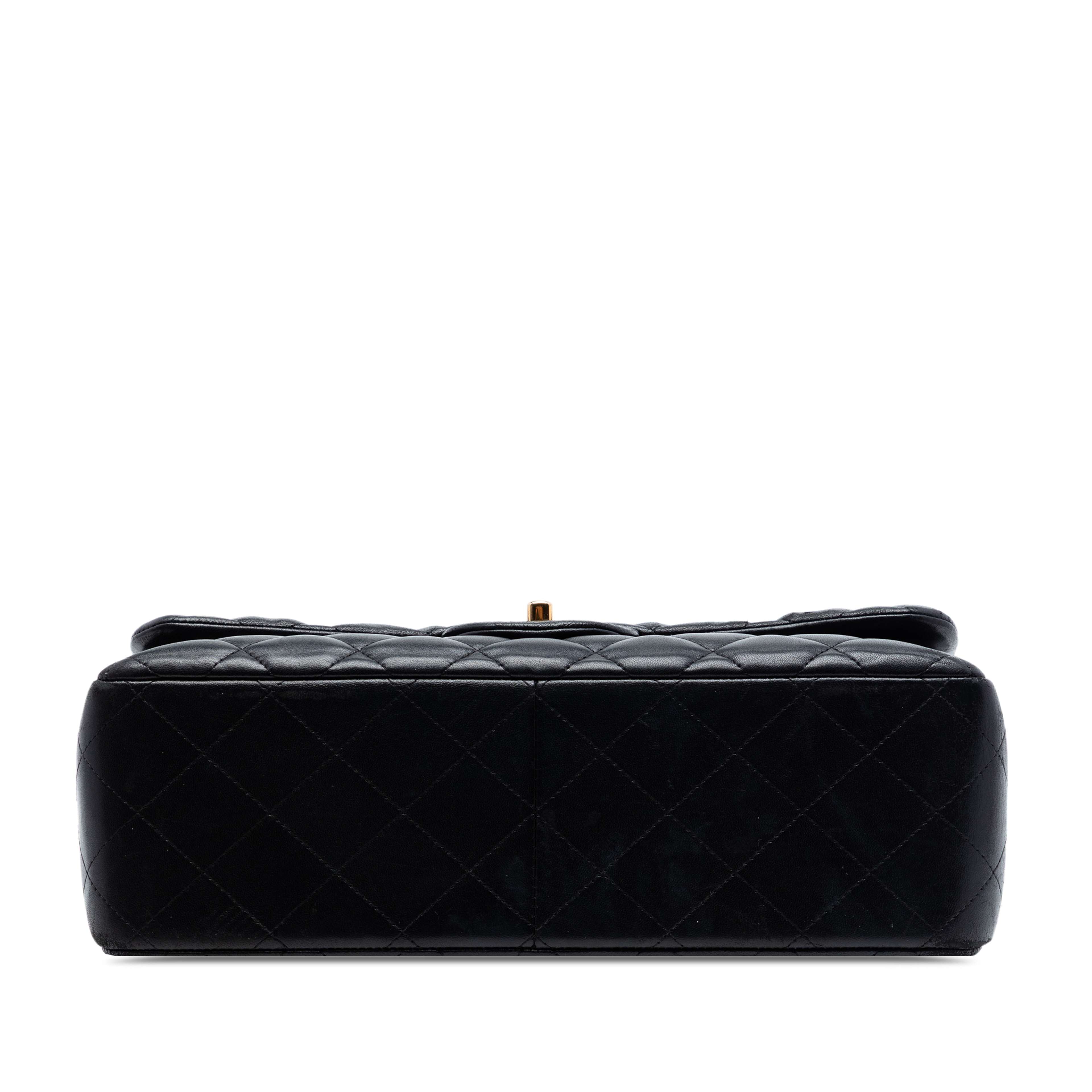 Chanel Jumbo Classic Lambskin Double Flap, från Luxclusif, i färgen svart. Klicka för att öppna bilden i stort format