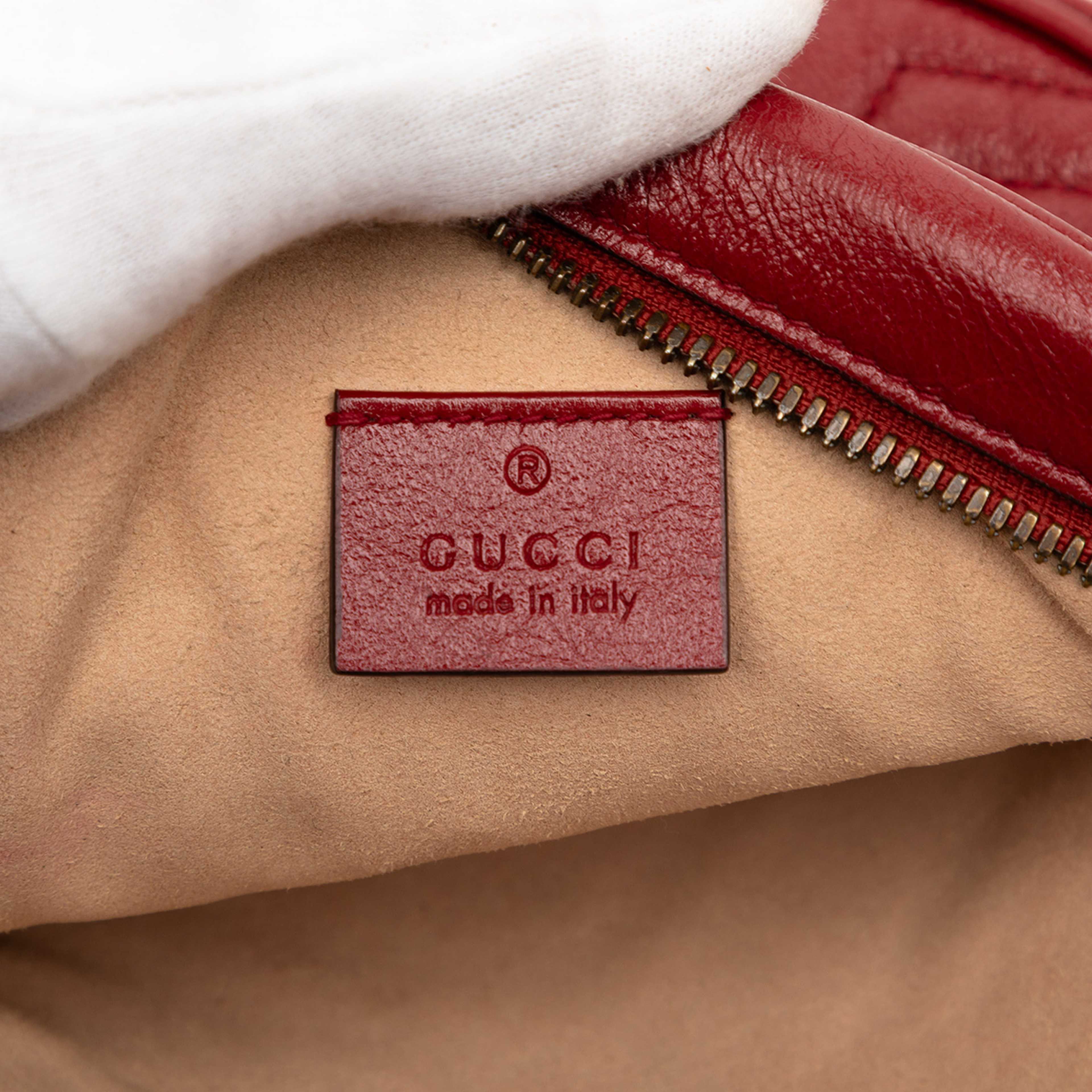Gucci Mini Gg Marmont Matelasse Leather Round Crossbody, från Luxclusif, i färgen red. Klicka för att öppna bilden i stort format