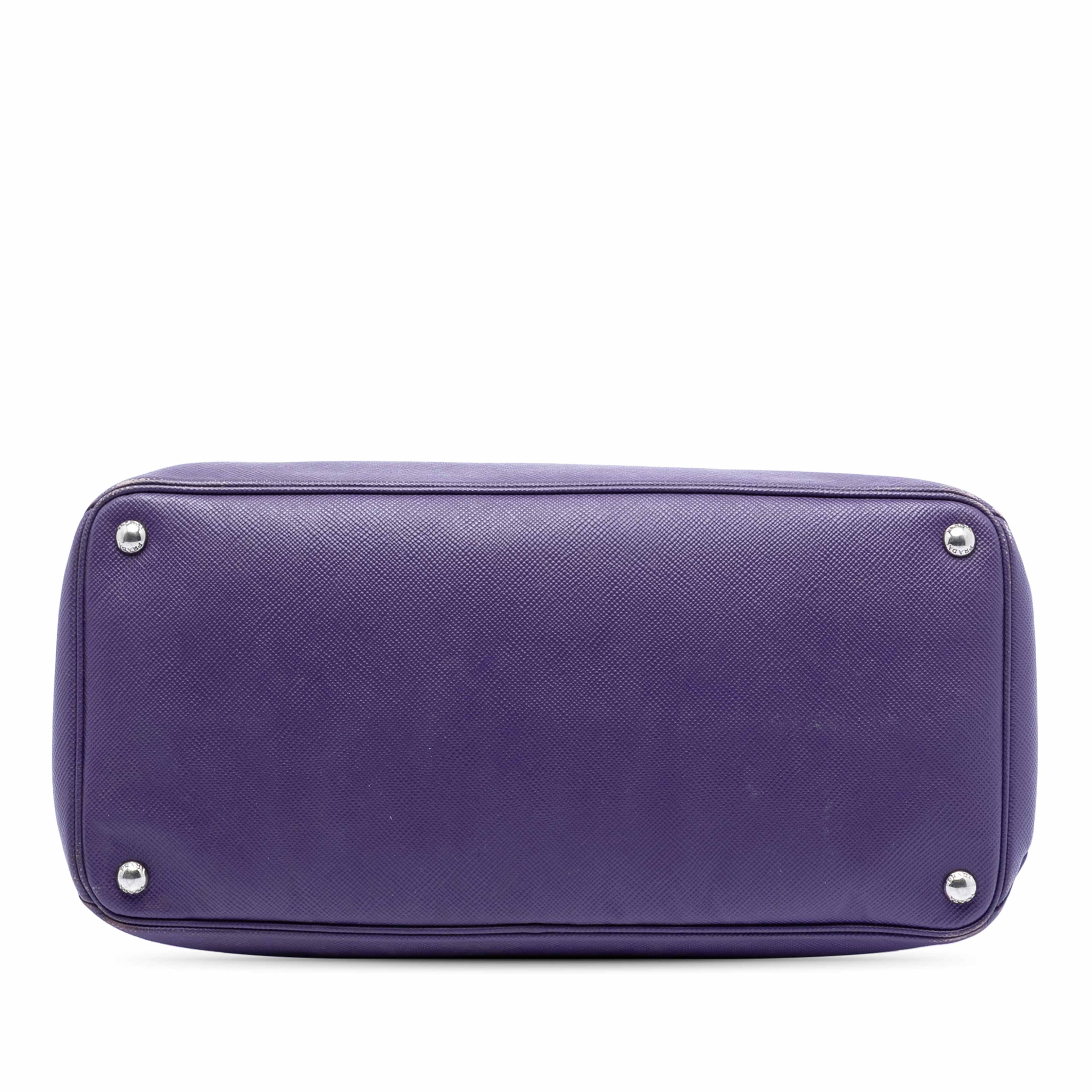 Prada Saffiano Cuir Turnlock Twin Satchel, från Luxclusif, i färgen purpur. Klicka för att öppna bilden i stort format
