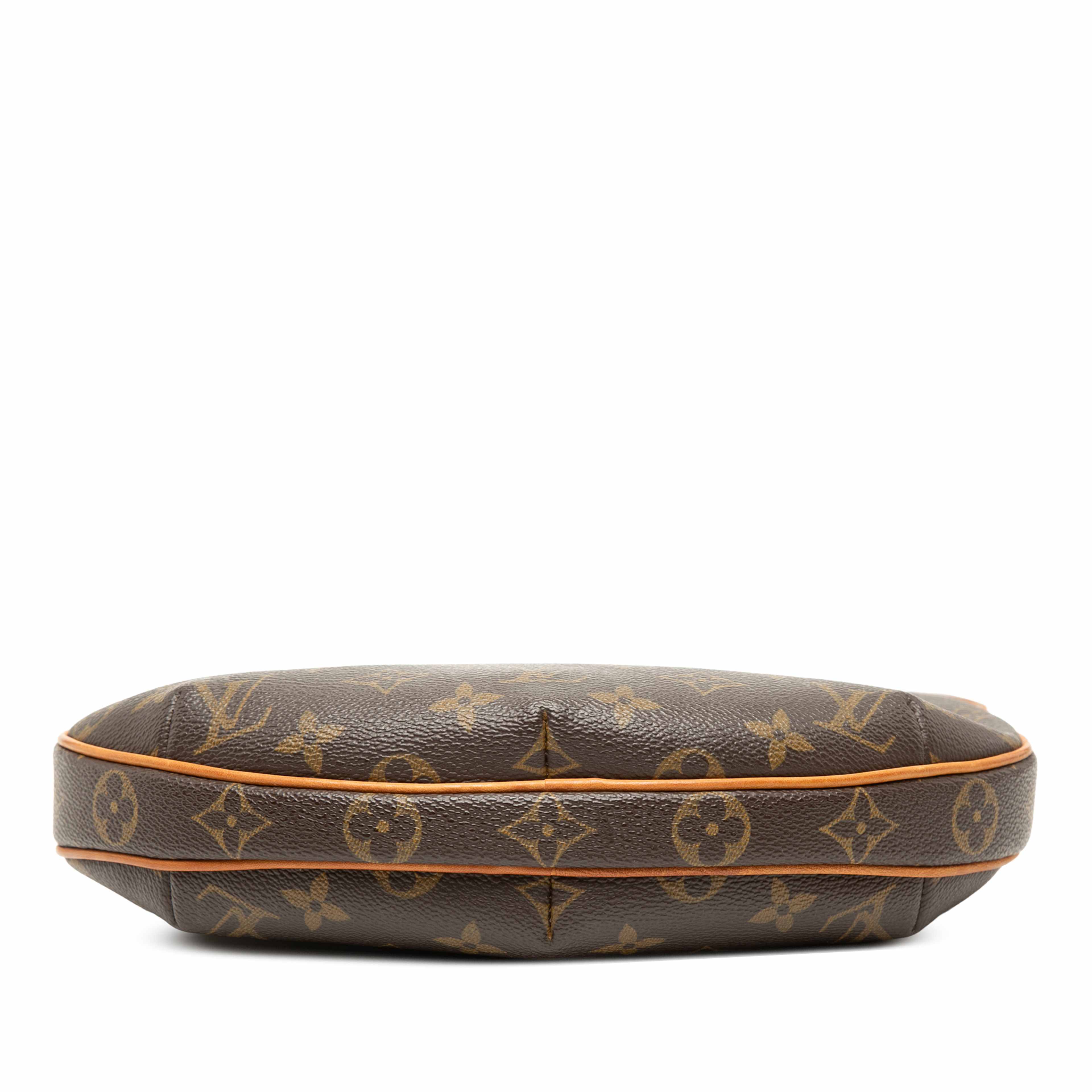 Louis Vuitton Monogram Croissant Pm, från Luxclusif, i färgen brown. Klicka för att öppna bilden i stort format