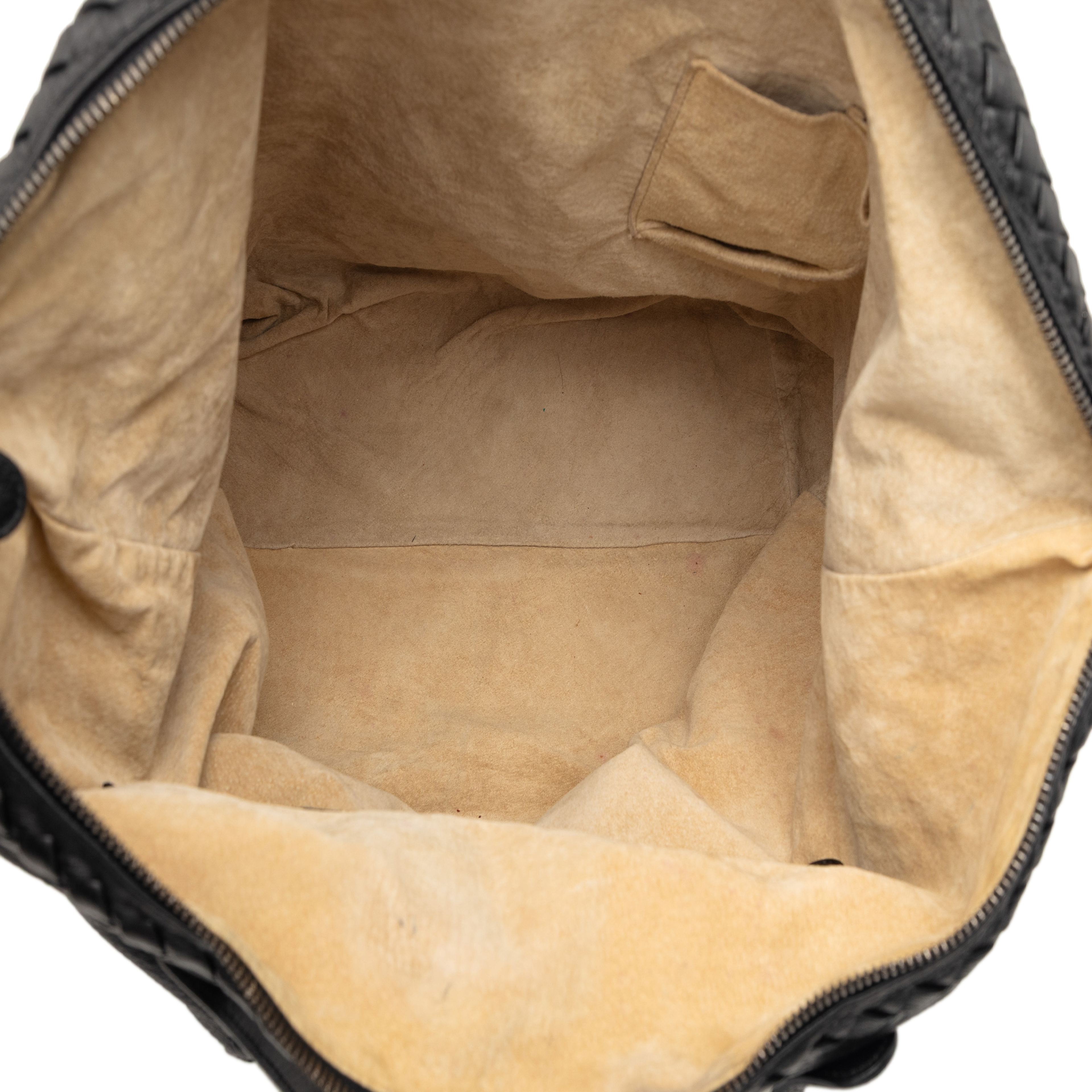 Bottega Veneta Intrecciato Trimmed Cervo Tote, från Luxclusif, i färgen black. Klicka för att öppna bilden i stort format