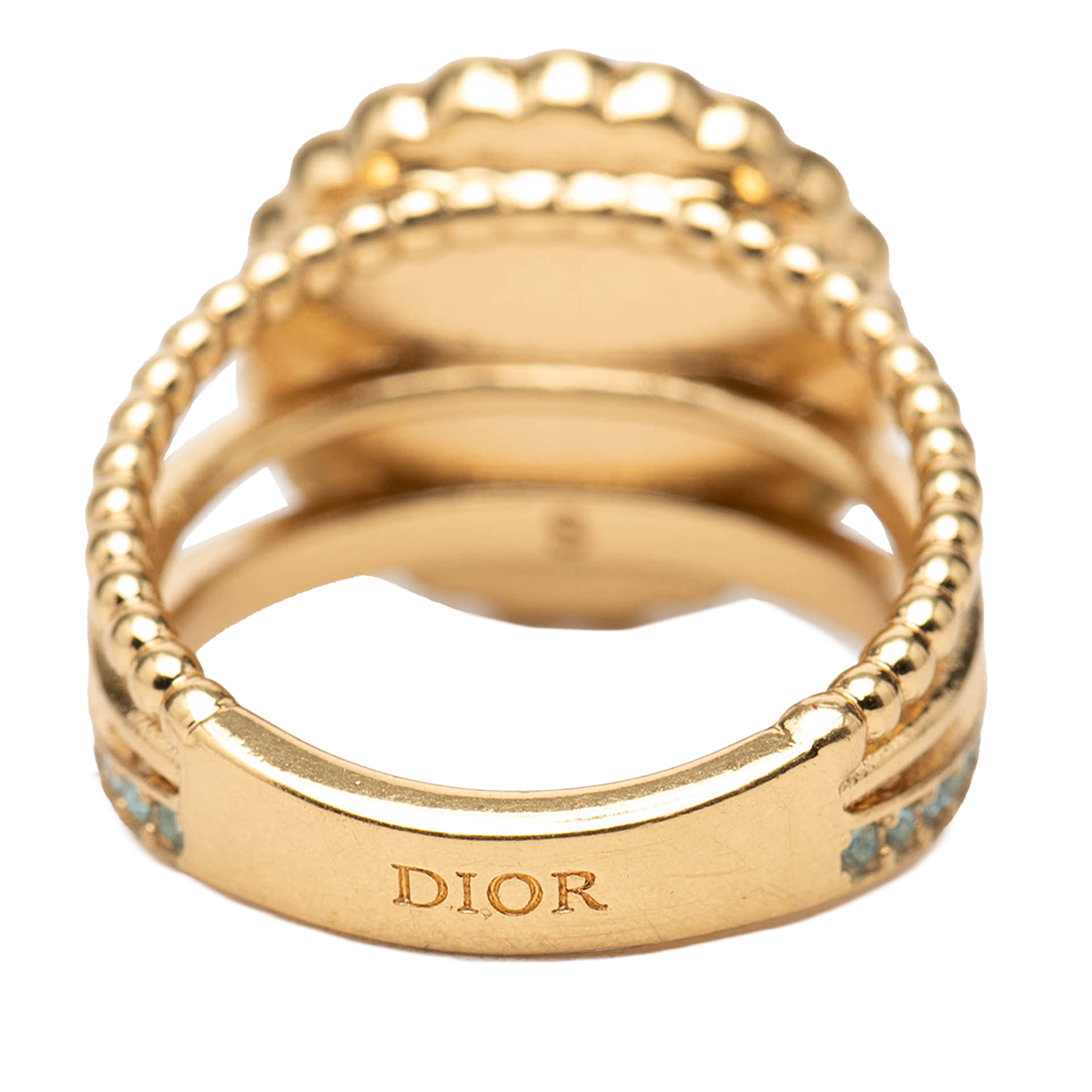 Dior Gold Plated Resin Faux Pearl Strass Cd Logo Ring, från Luxclusif, i färgen gold. Klicka för att öppna bilden i stort format