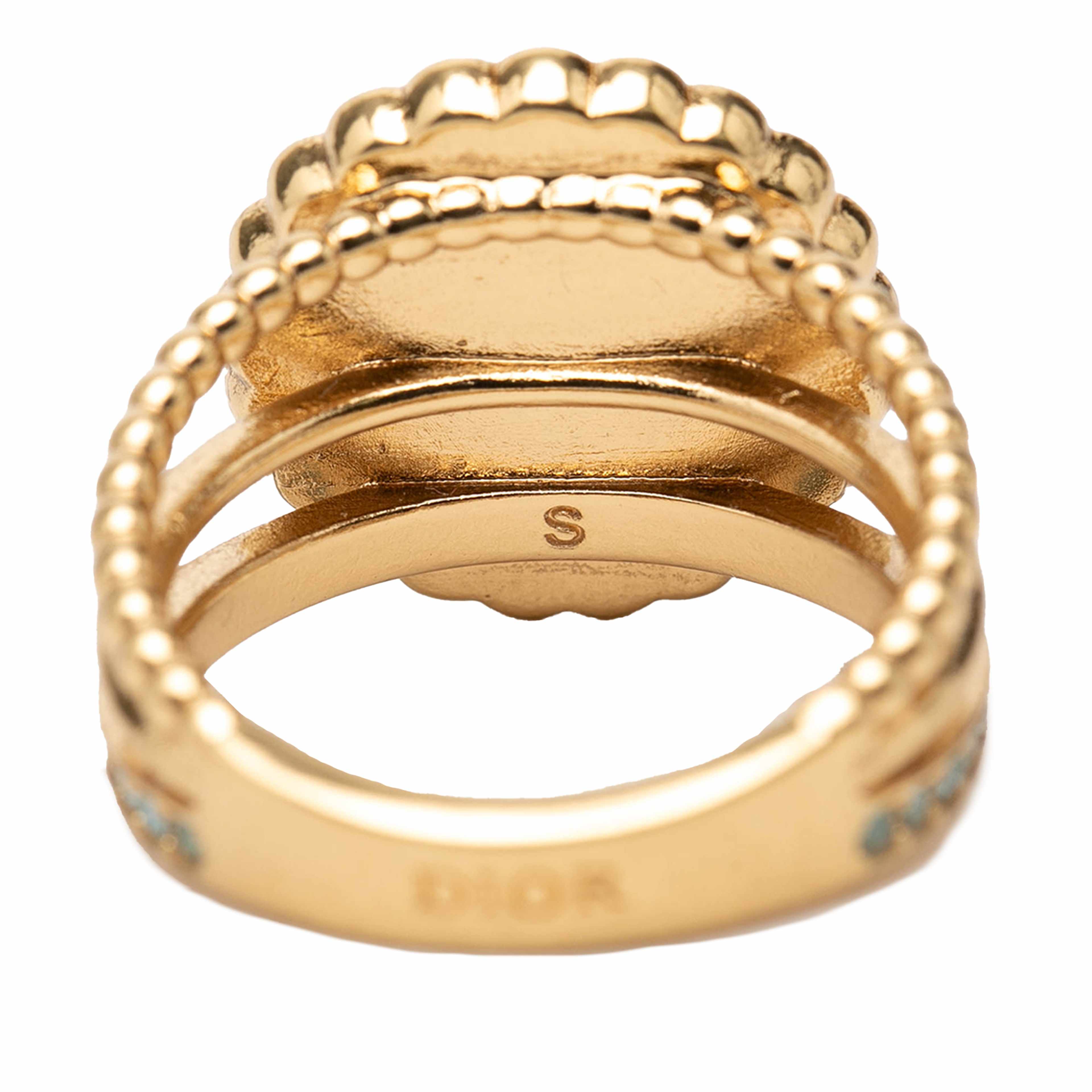 Dior Gold Plated Resin Faux Pearl Strass Cd Logo Ring, från Luxclusif, i färgen gold. Klicka för att öppna bilden i stort format