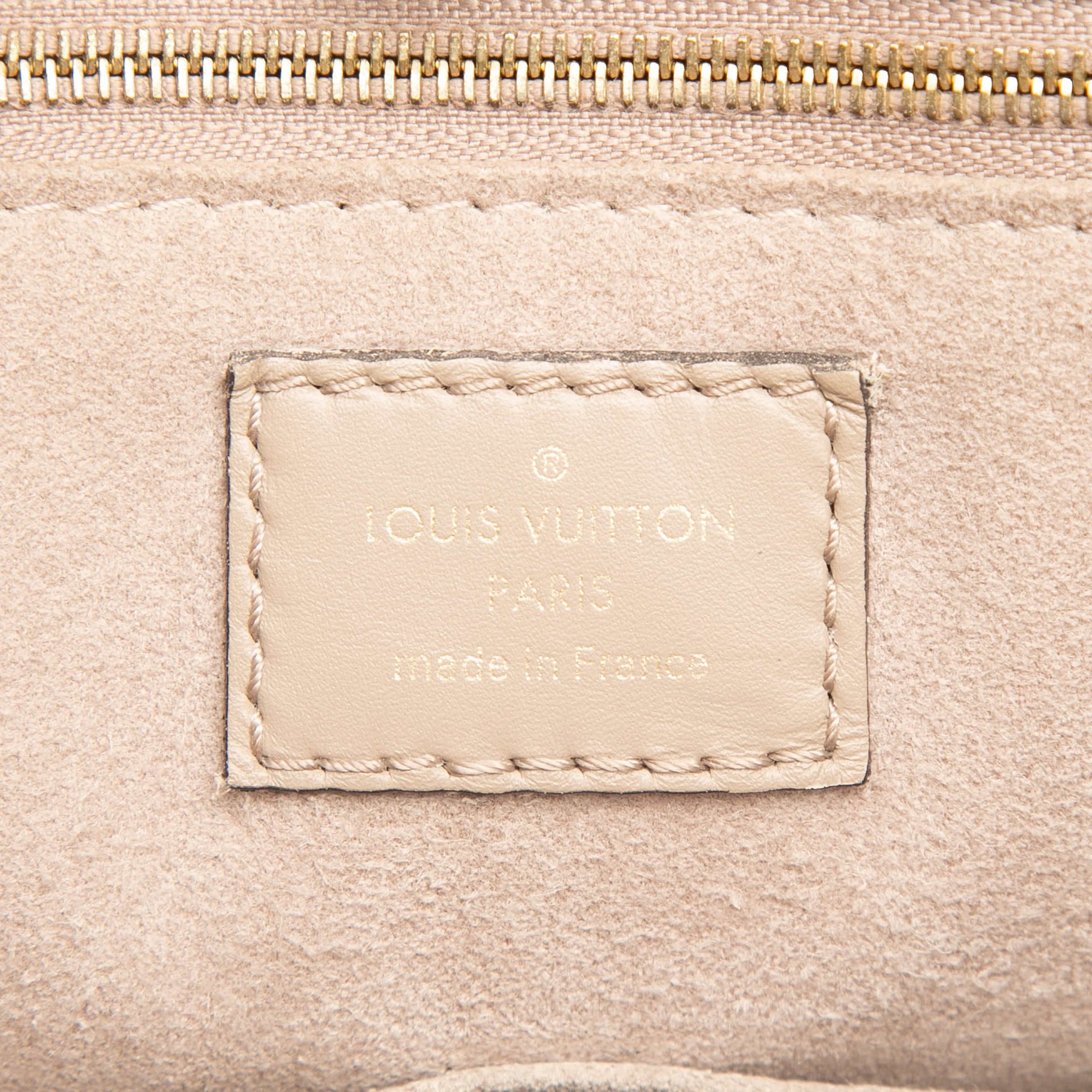 Louis Vuitton Monogram Empreinte Onthego Mm, från Luxclusif, i färgen beige. Klicka för att öppna bilden i stort format