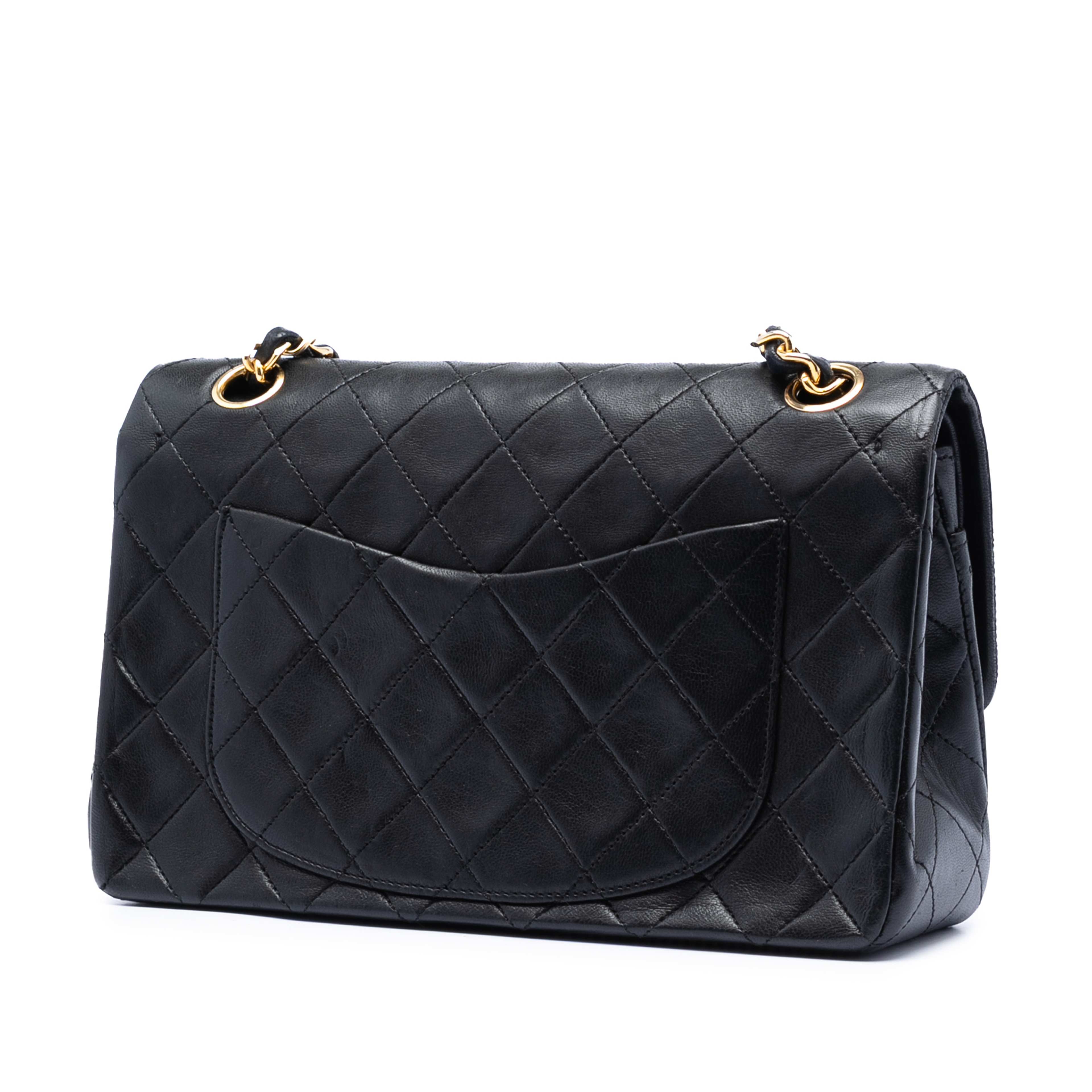 Chanel Small Classic Lambskin Double Flap, från Luxclusif, i färgen black. Klicka för att öppna bilden i stort format