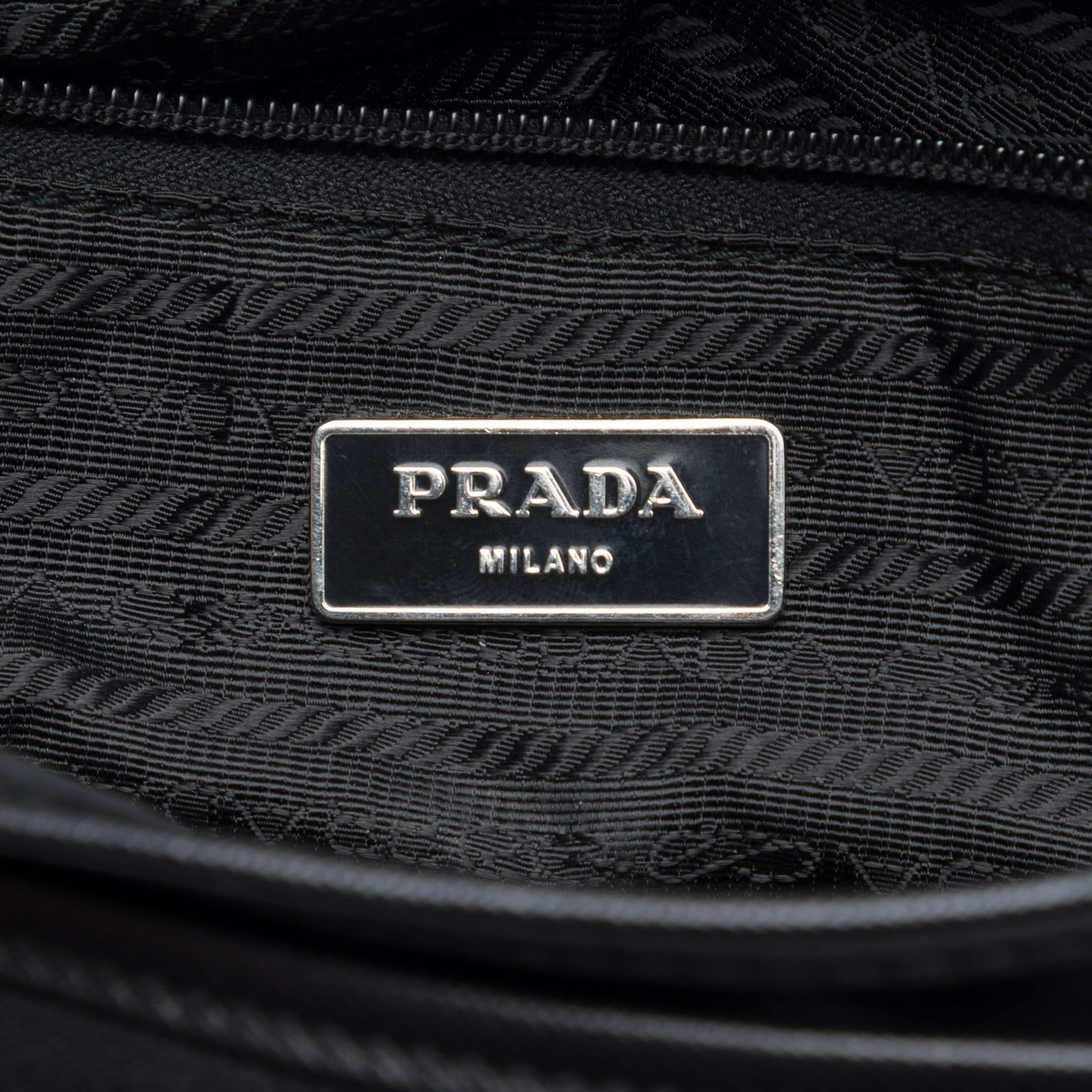 Prada Saffiano Trimmed Tessuto Buckle Messenger Bag, från Luxclusif, i färgen svart. Klicka för att öppna bilden i stort format