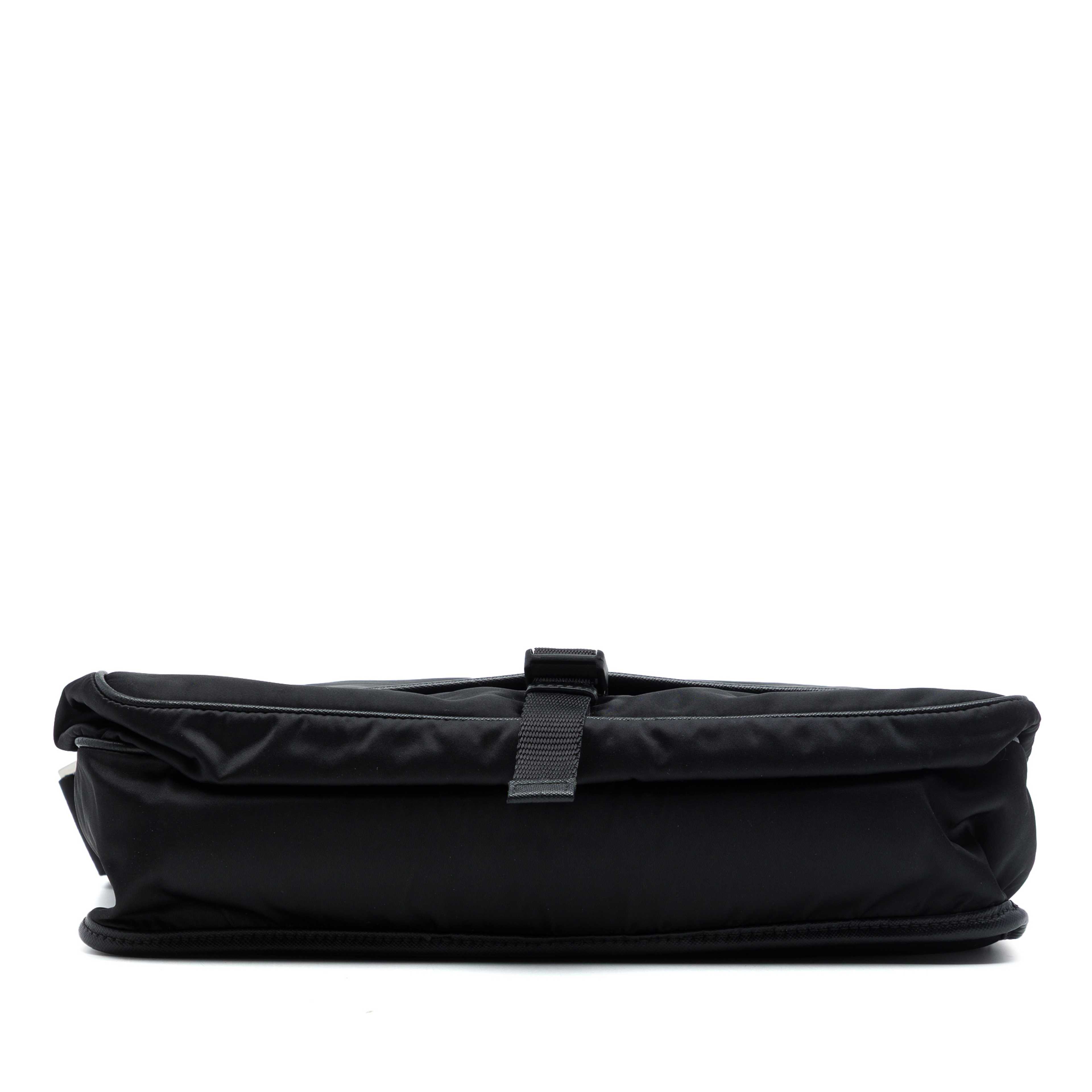 Prada Saffiano Trimmed Tessuto Buckle Messenger Bag, från Luxclusif, i färgen svart. Klicka för att öppna bilden i stort format