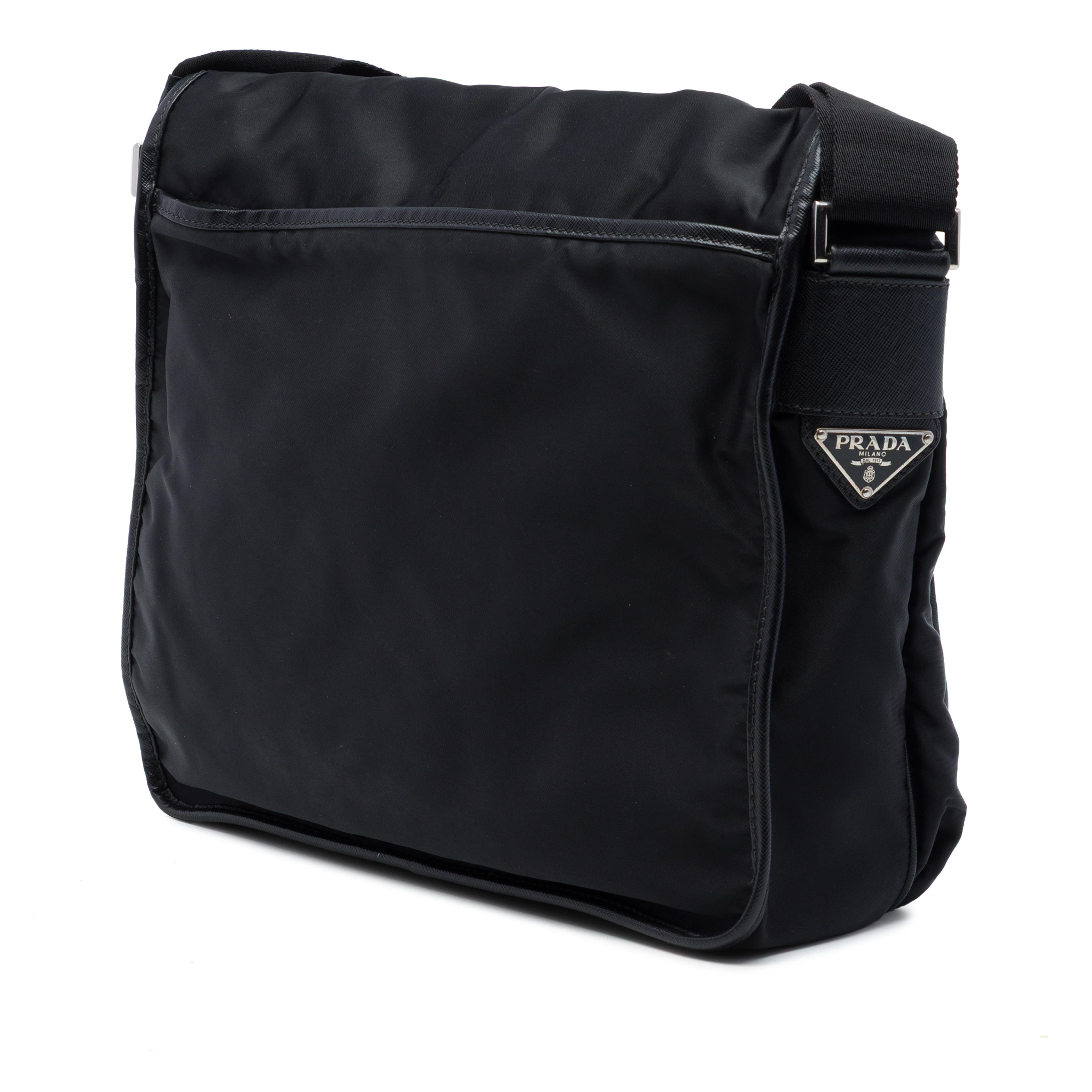 Prada Saffiano Trimmed Tessuto Buckle Messenger Bag, från Luxclusif, i färgen svart. Klicka för att öppna bilden i stort format