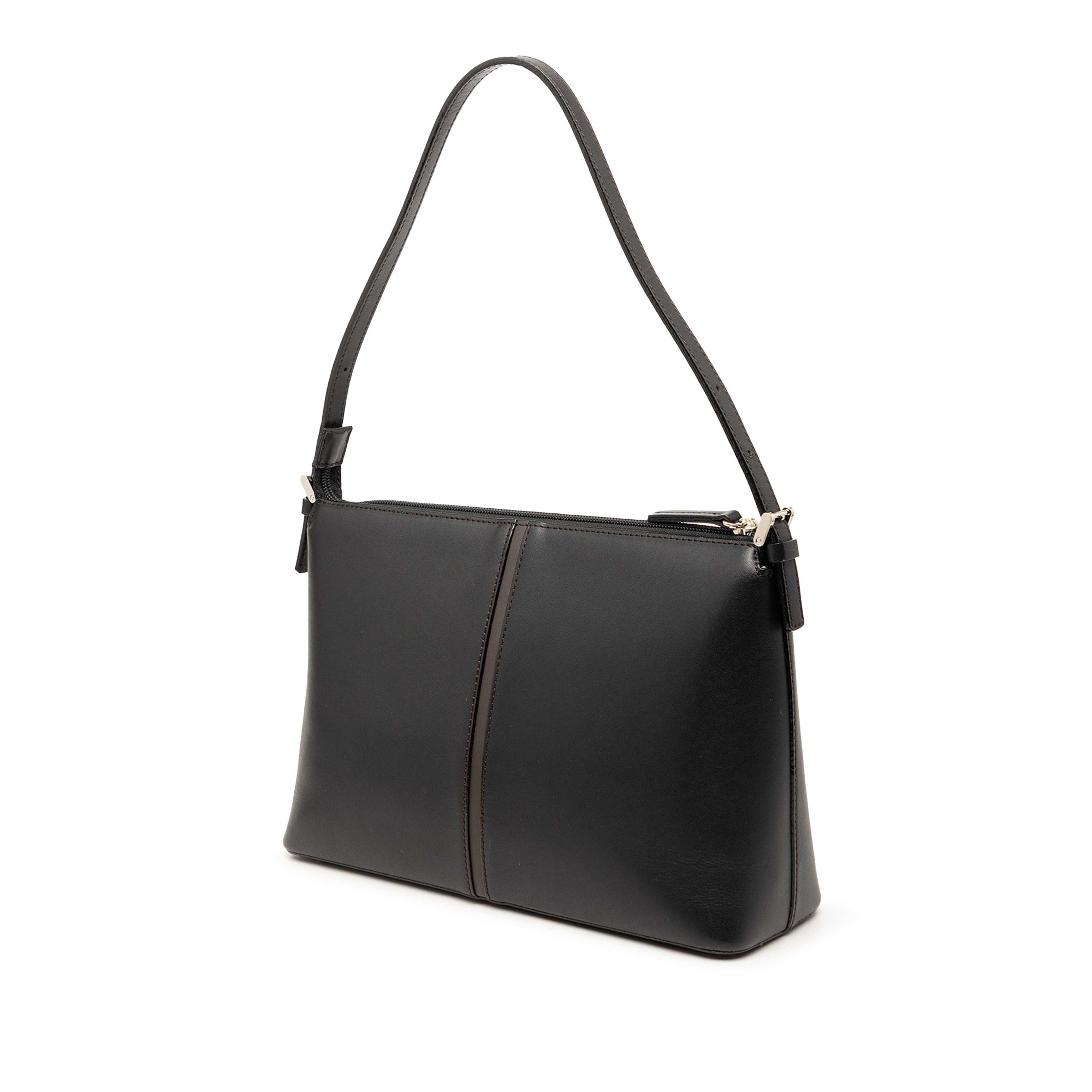 Burberry Leather Shoulder Bag, från Luxclusif, i färgen black. Klicka för att öppna bilden i stort format