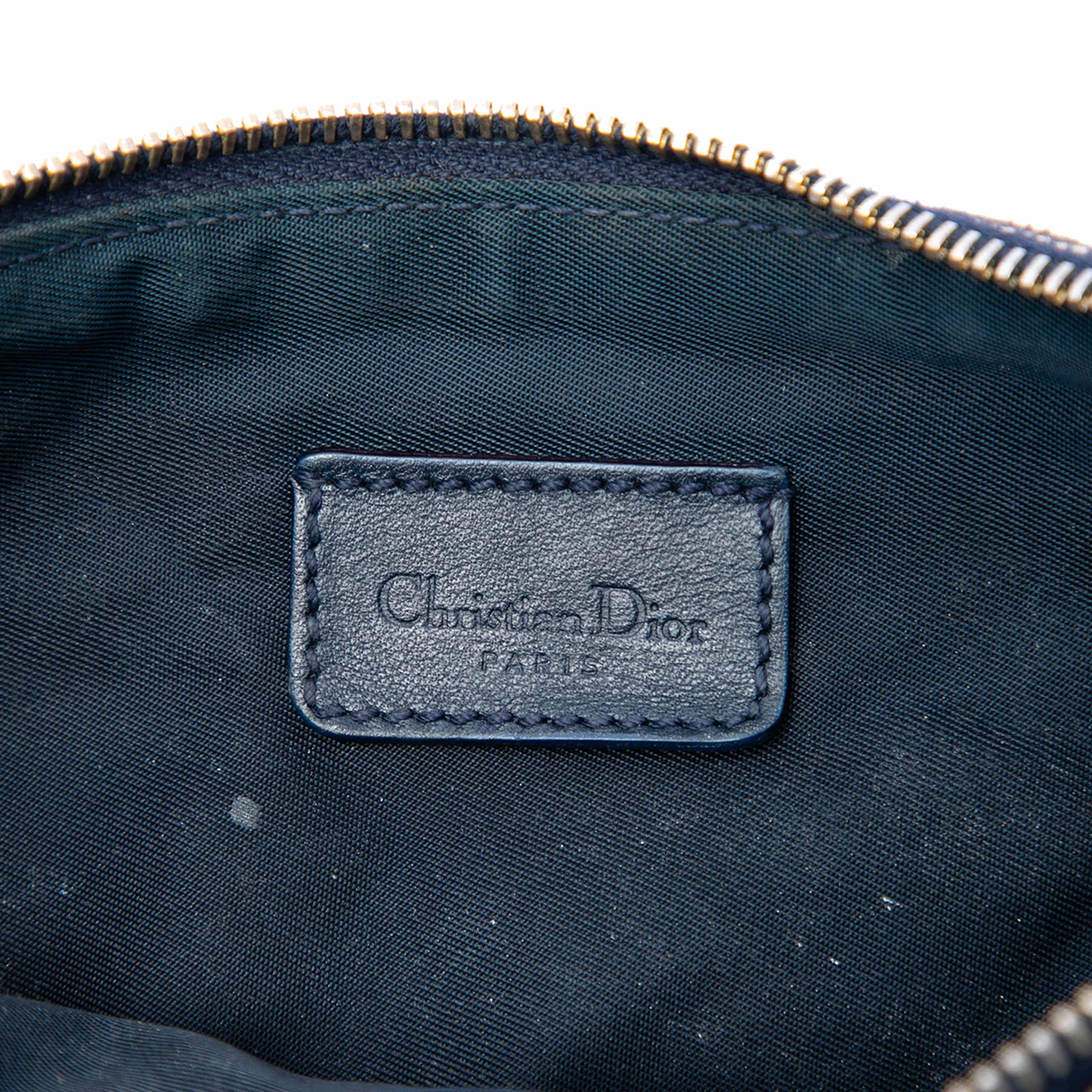 Dior Mini Diorissimo Canvas Saddle Pochette, från Luxclusif, i färgen blå. Klicka för att öppna bilden i stort format