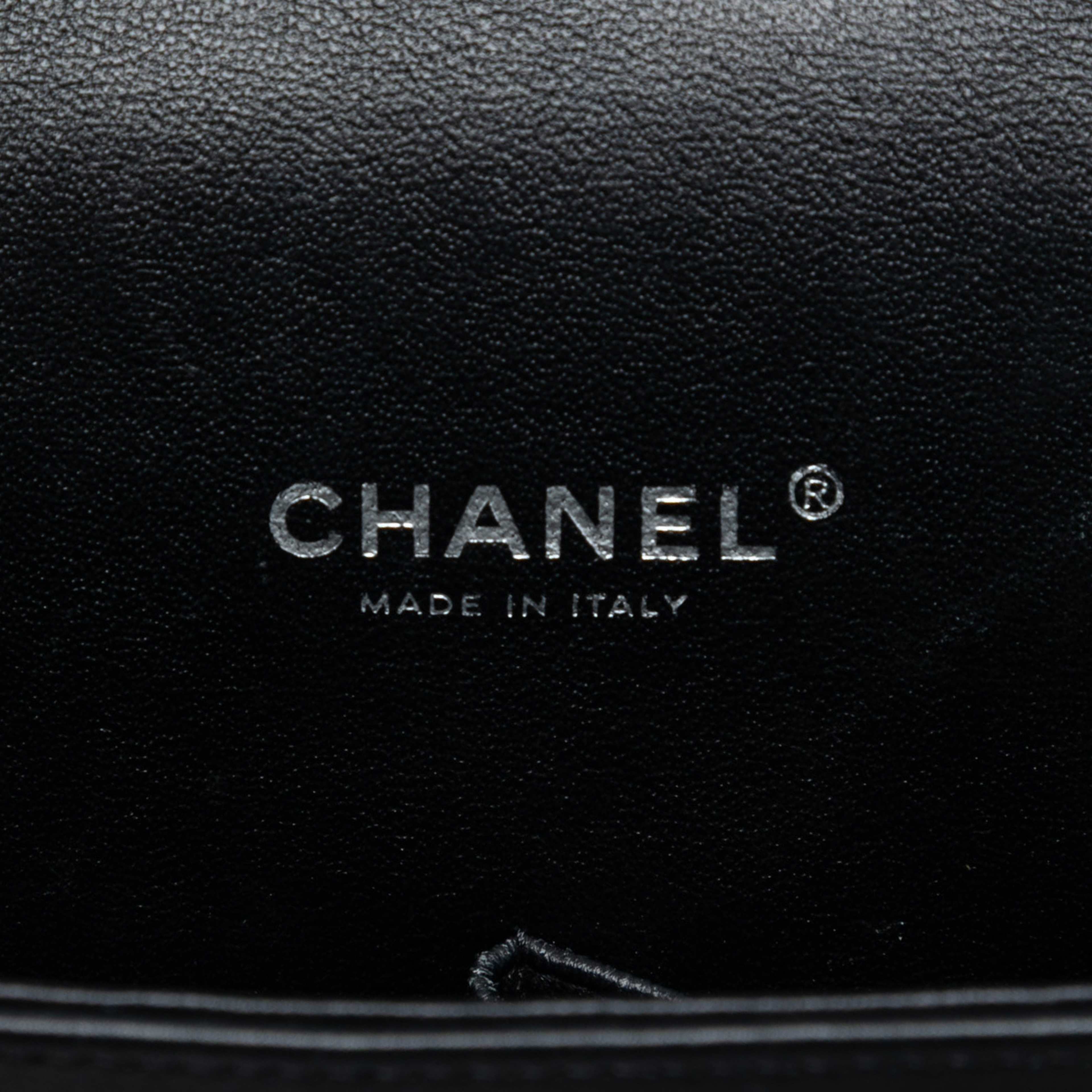 Chanel Maxi Classic Striped Patent Double Flap, från Luxclusif, i färgen black. Klicka för att öppna bilden i stort format