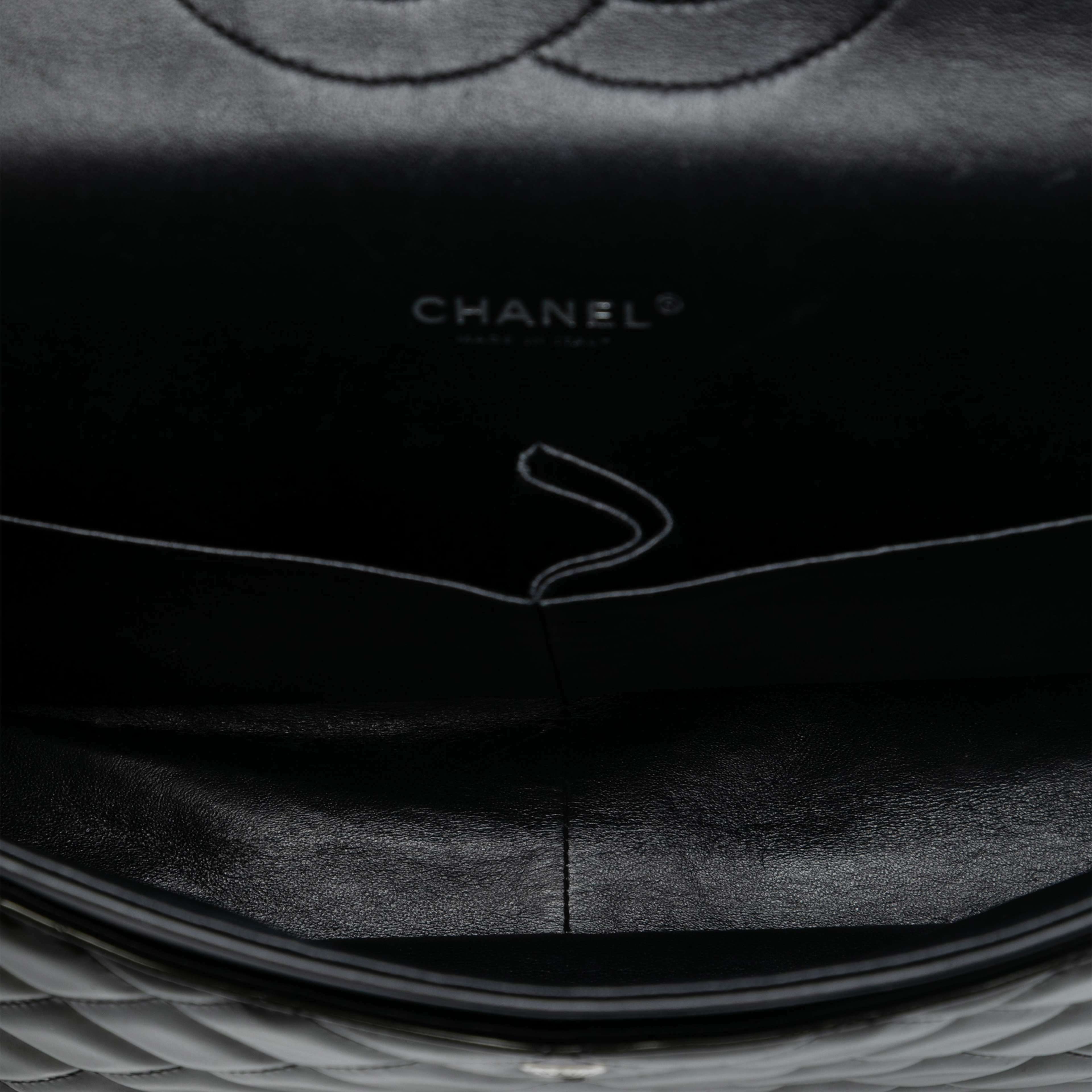 Chanel Maxi Classic Striped Patent Double Flap, från Luxclusif, i färgen black. Klicka för att öppna bilden i stort format