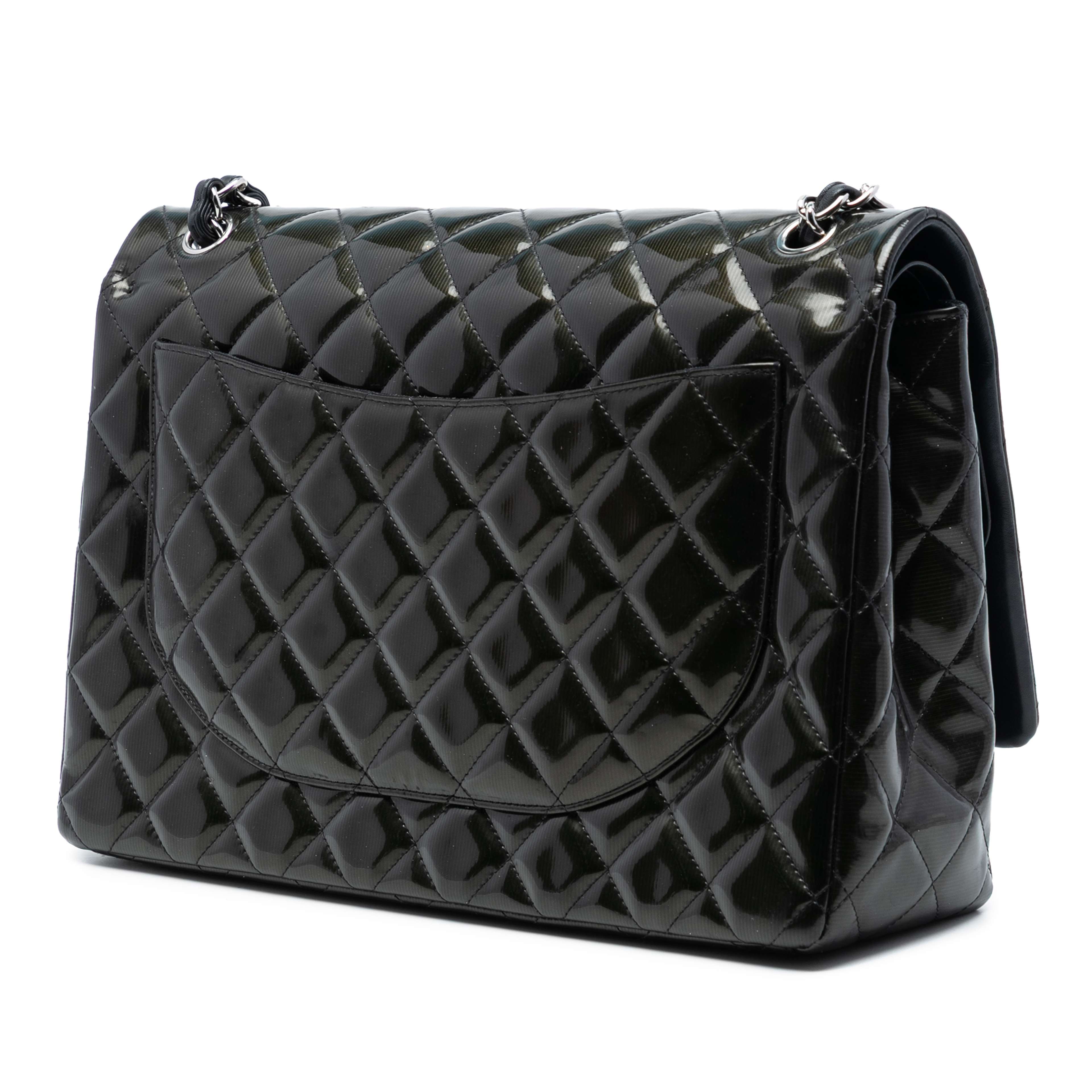 Chanel Maxi Classic Striped Patent Double Flap, från Luxclusif, i färgen black. Klicka för att öppna bilden i stort format