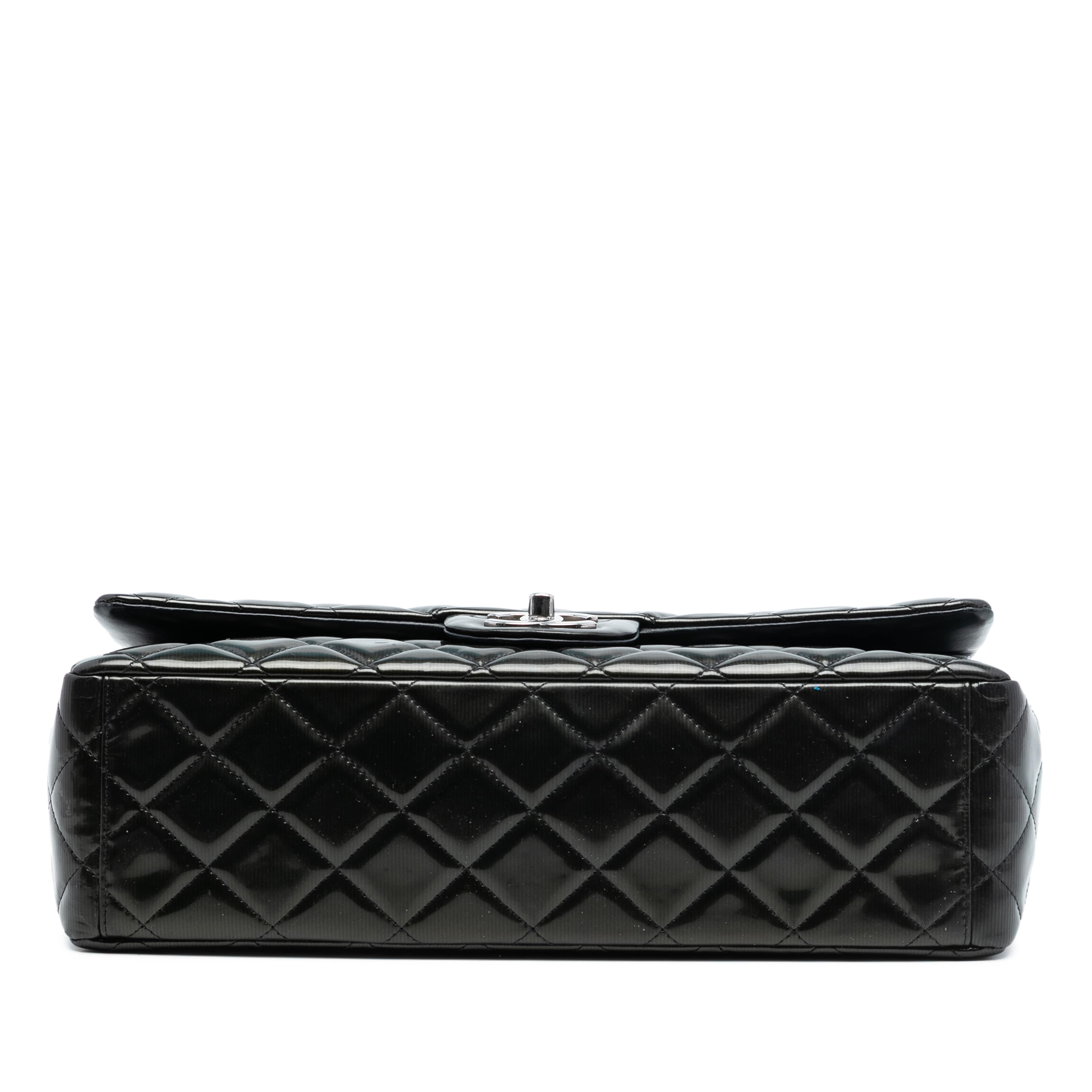 Chanel Maxi Classic Striped Patent Double Flap, från Luxclusif, i färgen black. Klicka för att öppna bilden i stort format