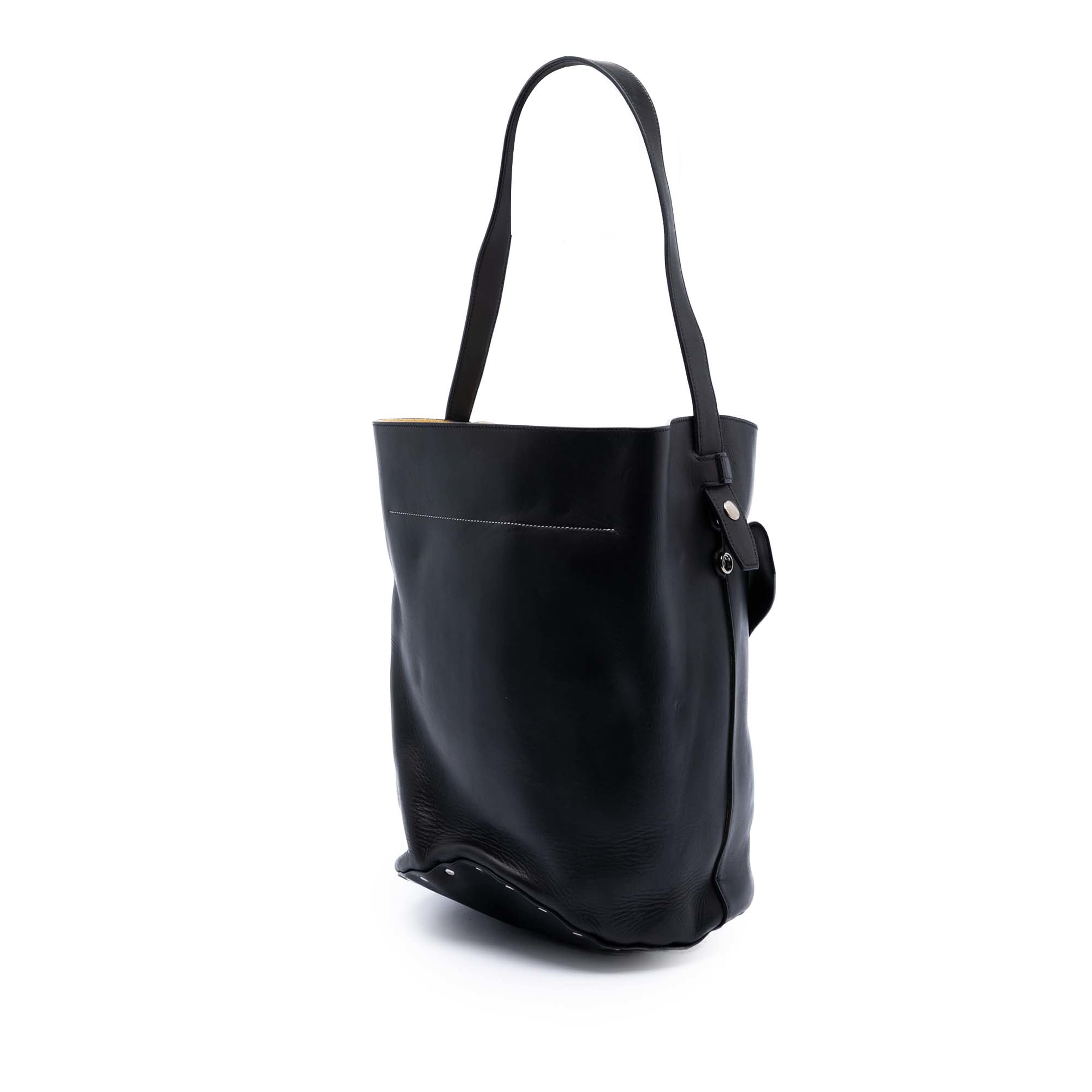 Celine Leather Biker Bucket Bag, från Luxclusif, i färgen black. Klicka för att öppna bilden i stort format