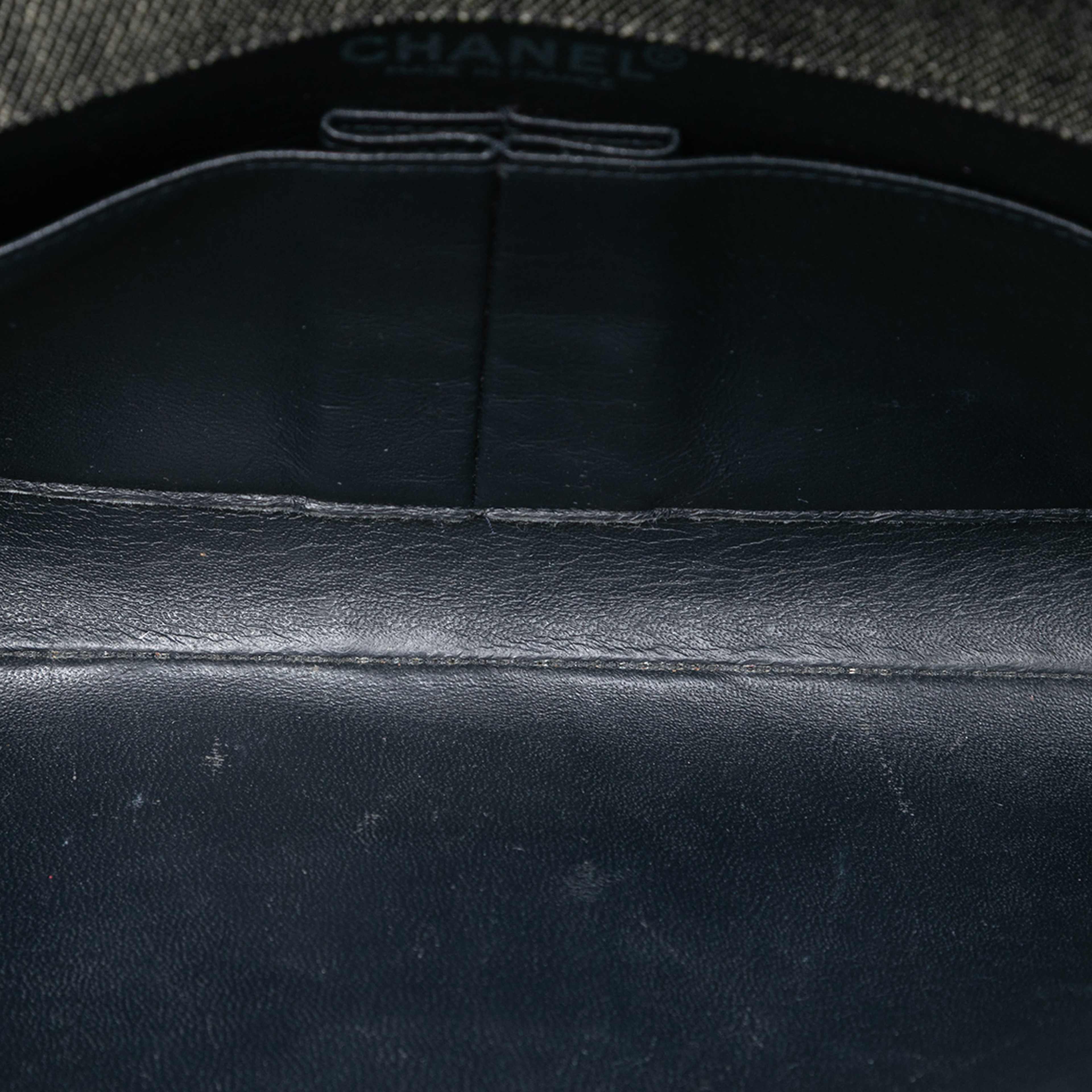 Chanel Cc Choco Bar Denim Chain Flap, från Luxclusif, i färgen gray. Klicka för att öppna bilden i stort format