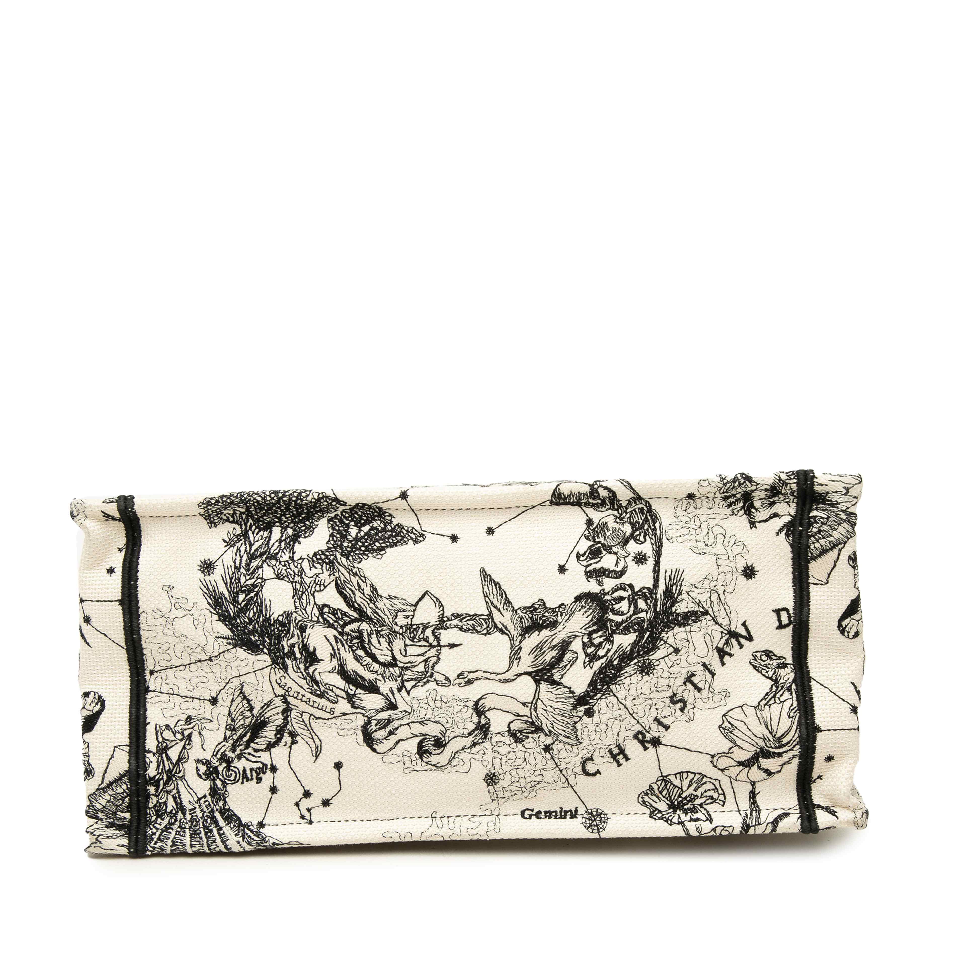 Dior Medium Canvas Embroidered Zodiac Toile De Jouy Book Tote, från Luxclusif, i färgen vit. Klicka för att öppna bilden i stort format