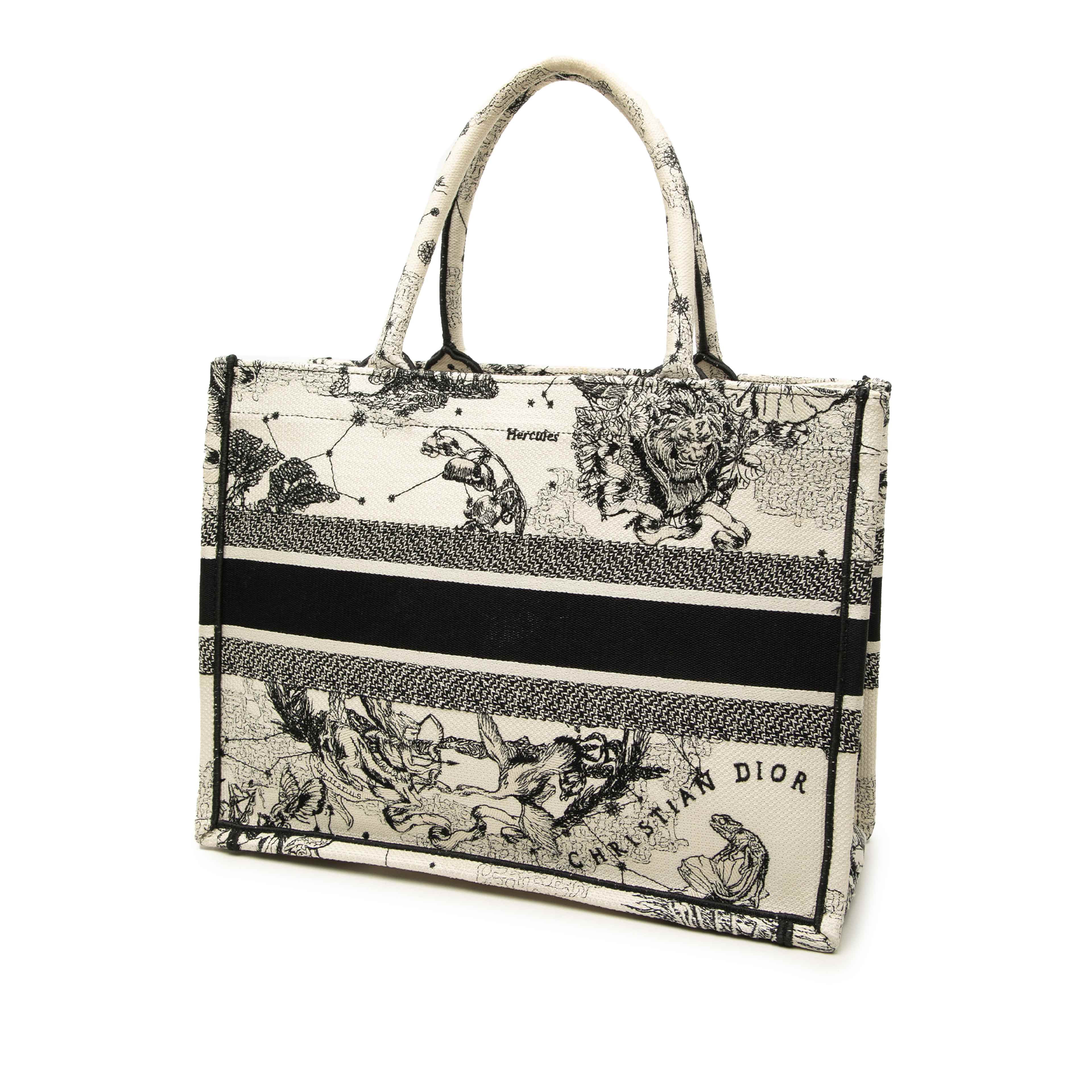 Dior Medium Canvas Embroidered Zodiac Toile De Jouy Book Tote, från Luxclusif, i färgen vit. Klicka för att öppna bilden i stort format