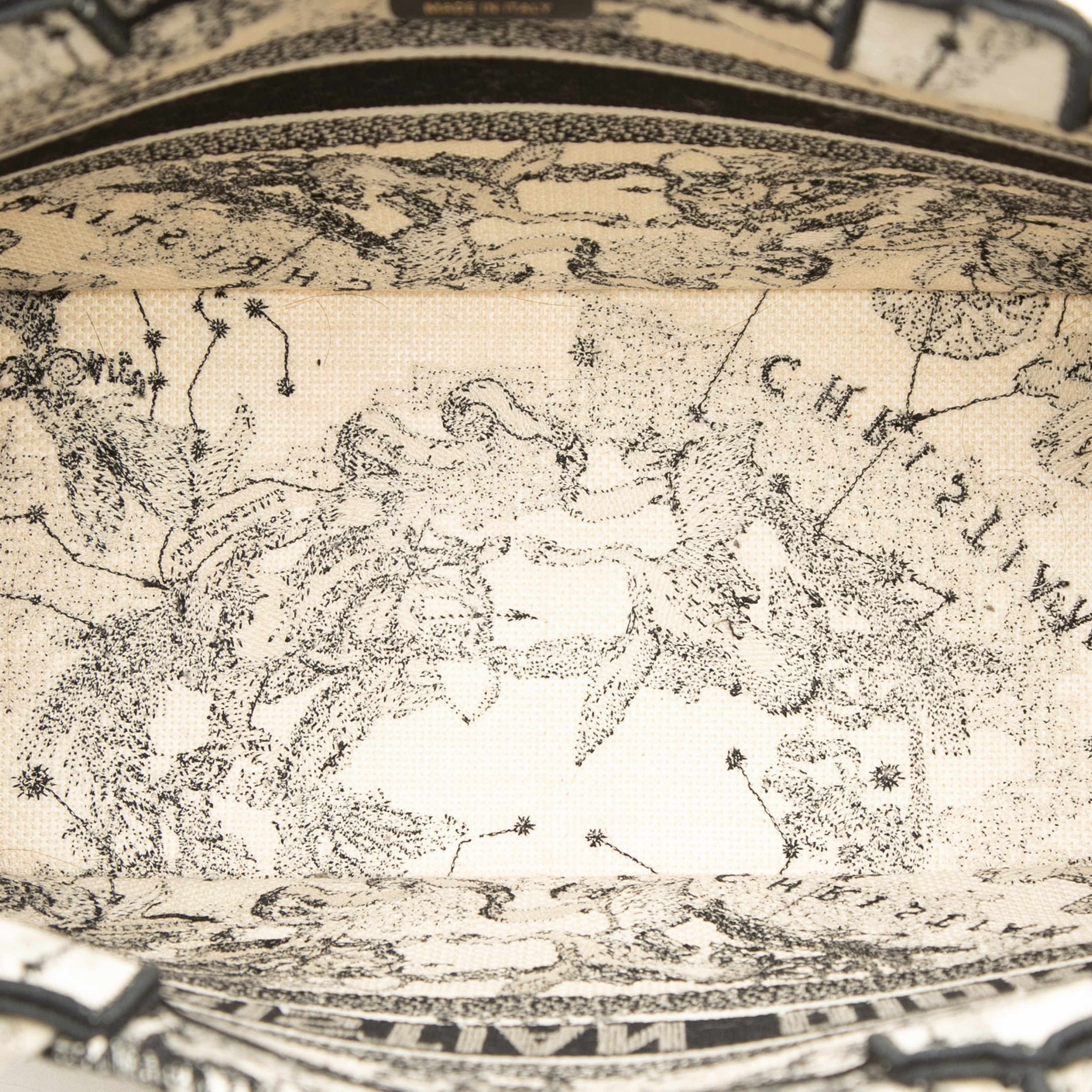 Dior Medium Canvas Embroidered Zodiac Toile De Jouy Book Tote, från Luxclusif, i färgen vit. Klicka för att öppna bilden i stort format