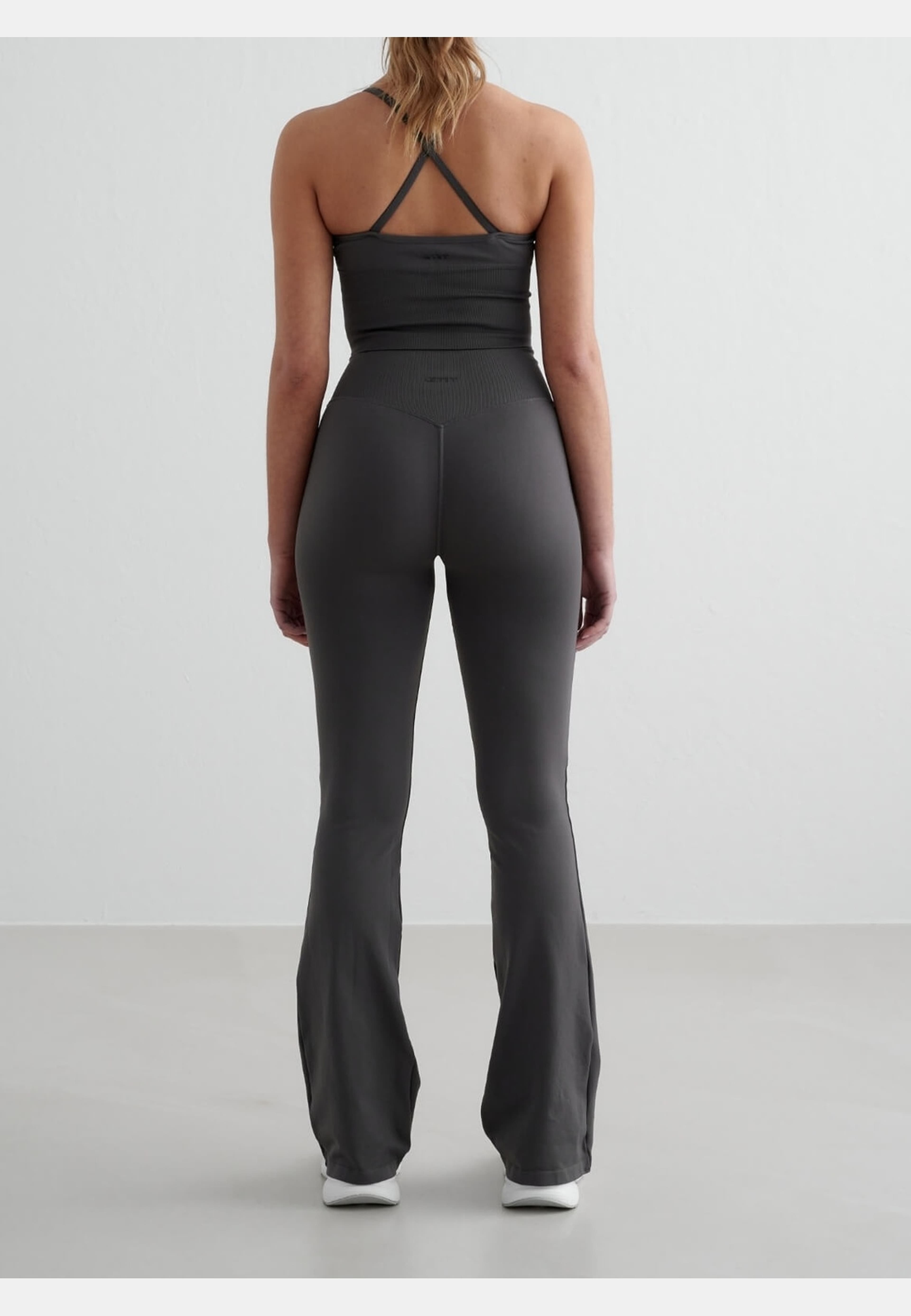 Shape Seamless Flare Petite Tights, från aim'n, i färgen shadow grey. Klicka för att öppna bilden i stort format