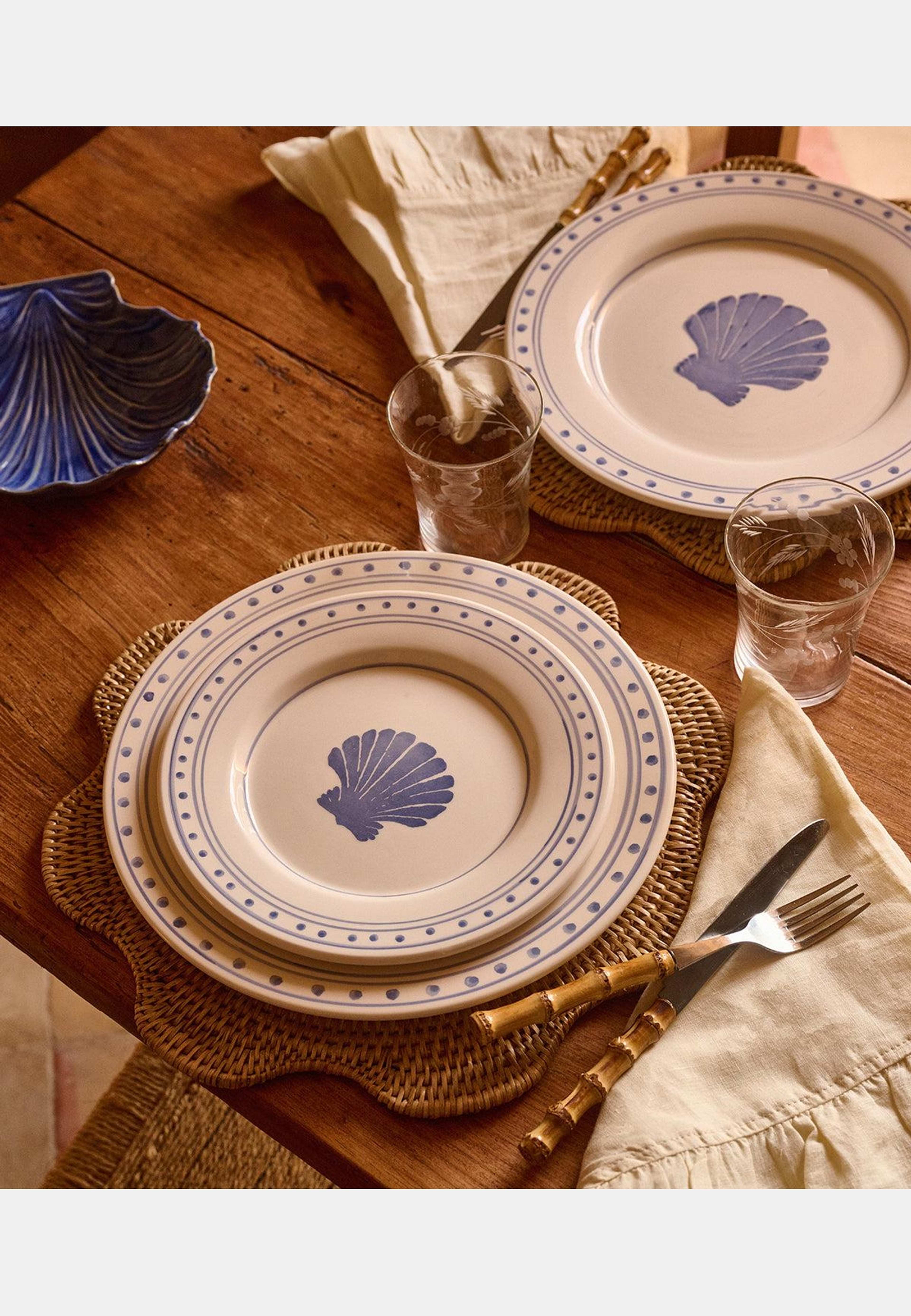 Shell Assiett - 22 Cm, från Pick A Poppy, i färgen dark blue. Klicka för att öppna bilden i stort format