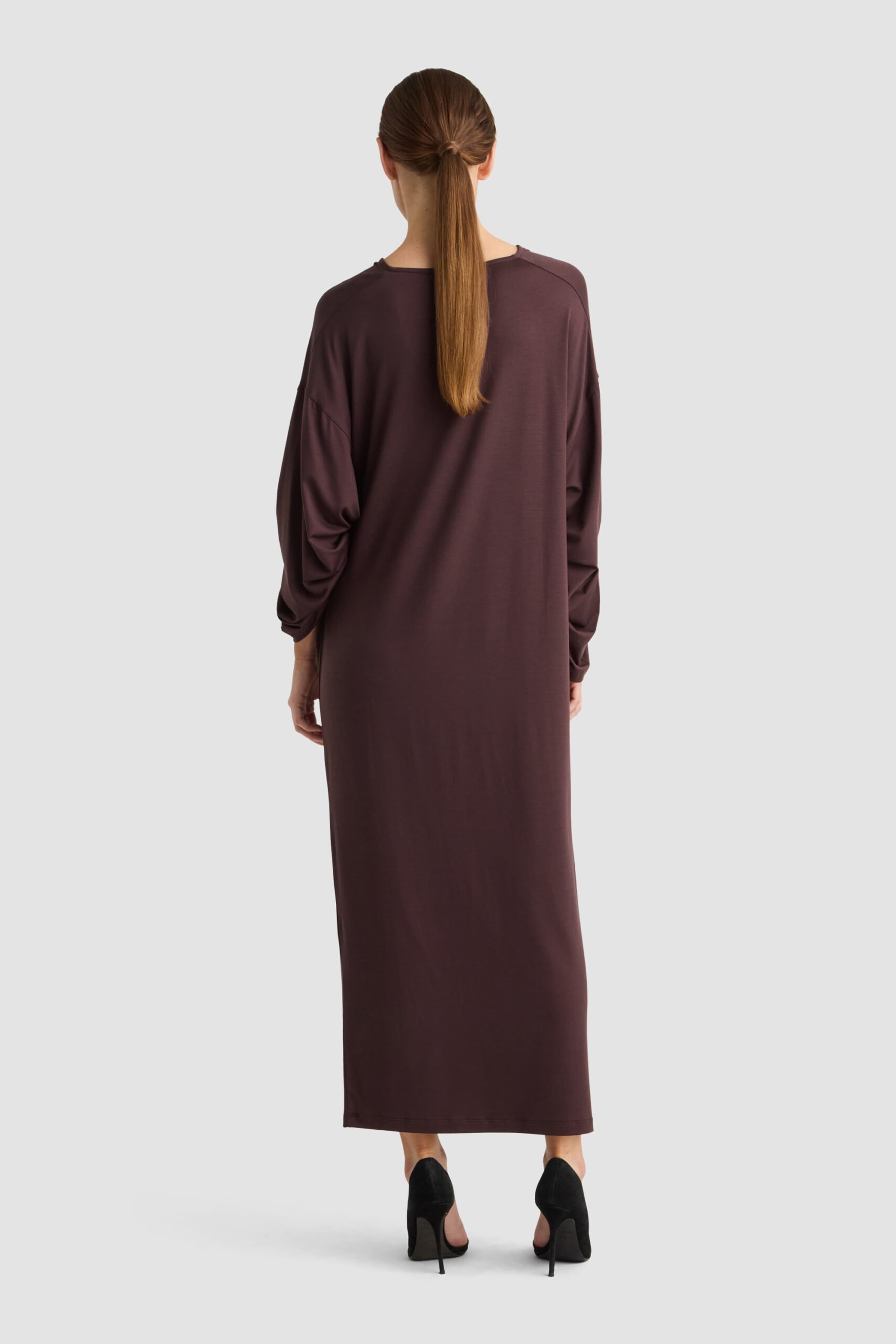 Gini Dress - Auburn, från Residus, i färgen brown. Klicka för att öppna bilden i stort format
