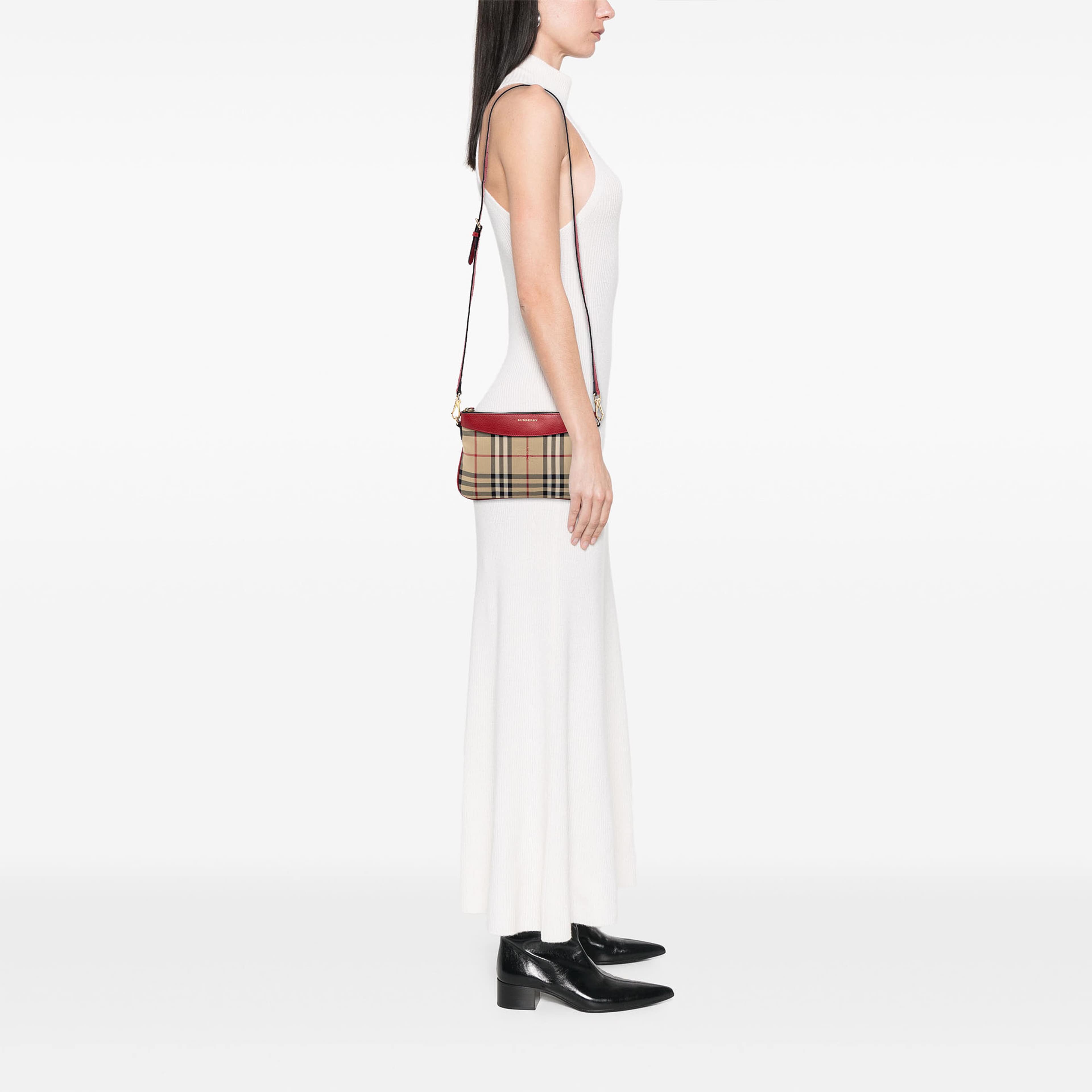 Burberry Haymarket Check Nylon Peyton Crossbody, från Luxclusif, i färgen beige. Klicka för att öppna bilden i stort format