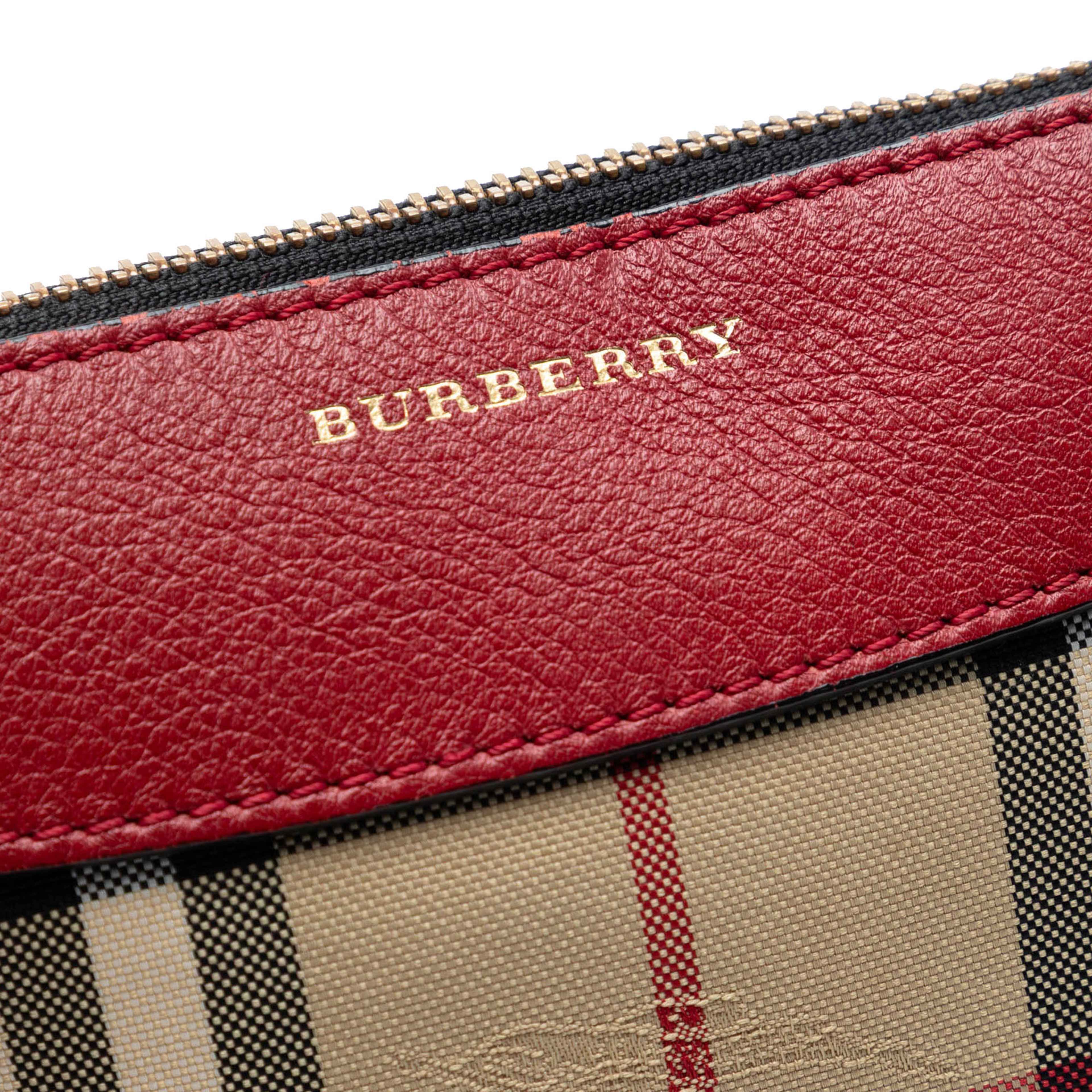 Burberry Haymarket Check Nylon Peyton Crossbody, från Luxclusif, i färgen beige. Klicka för att öppna bilden i stort format
