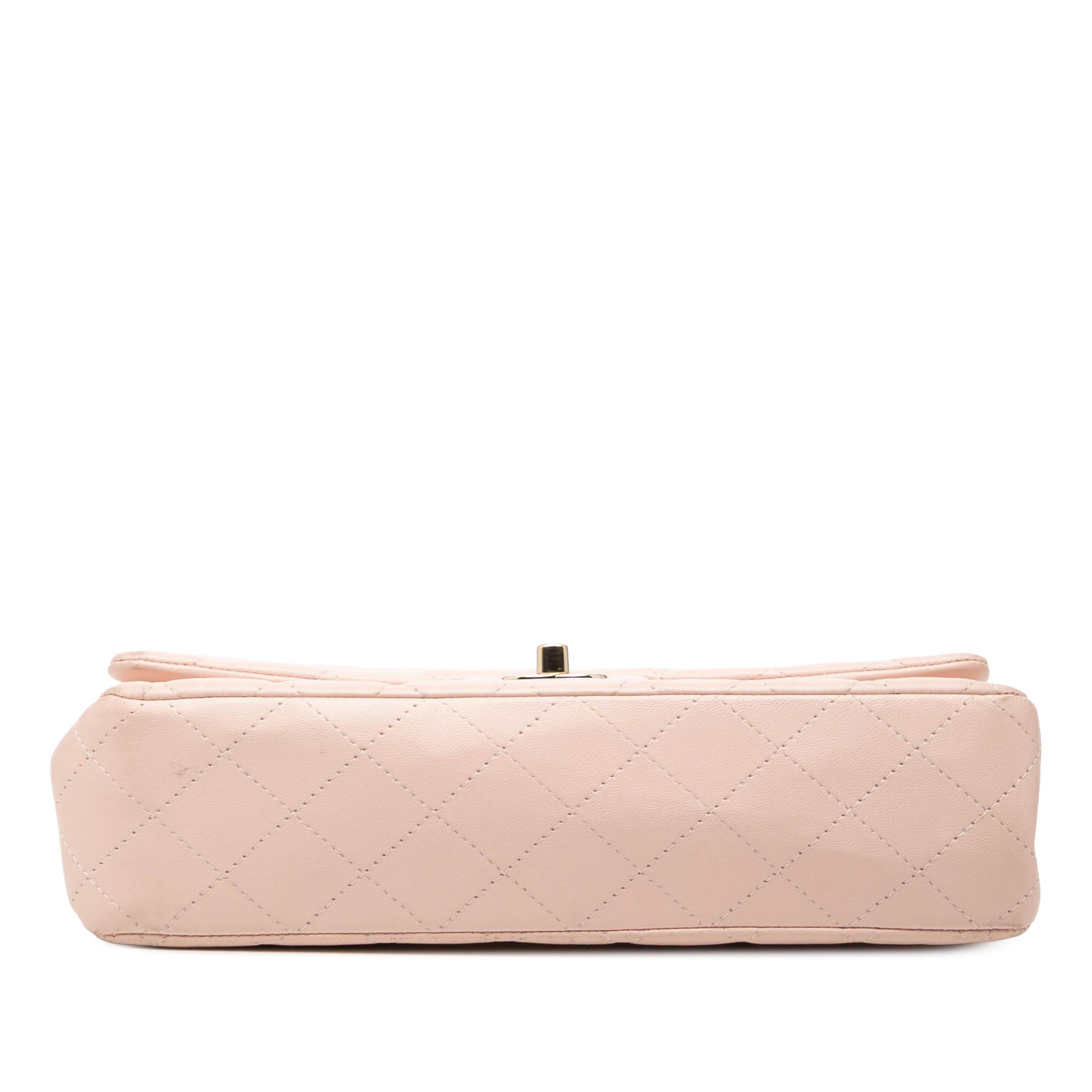 Chanel Medium Classic Lambskin Double Flap, från Luxclusif, i färgen light pink. Klicka för att öppna bilden i stort format