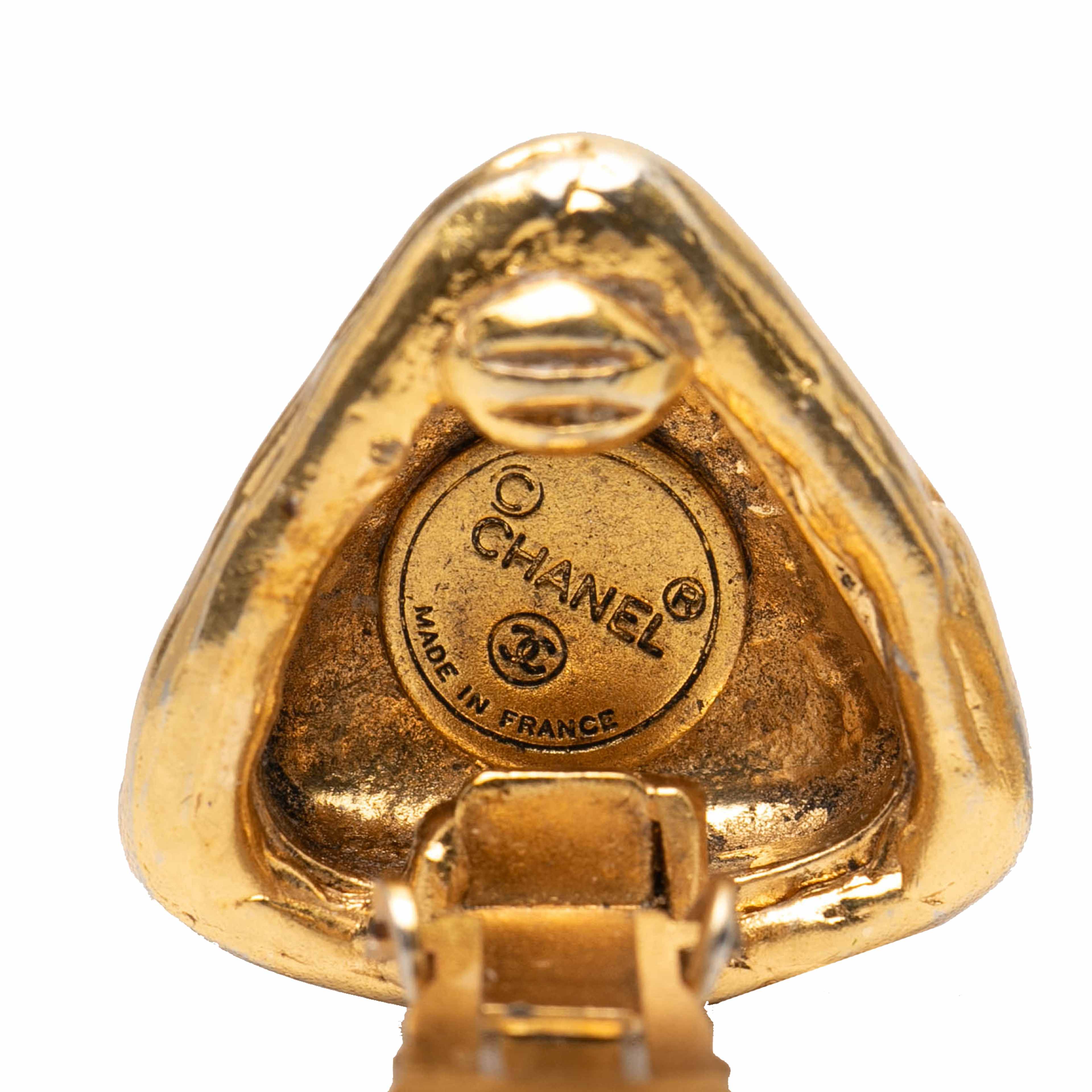 Chanel Cc Gold Plated Triangle Clip On Earrings, från Luxclusif, i färgen gold. Klicka för att öppna bilden i stort format