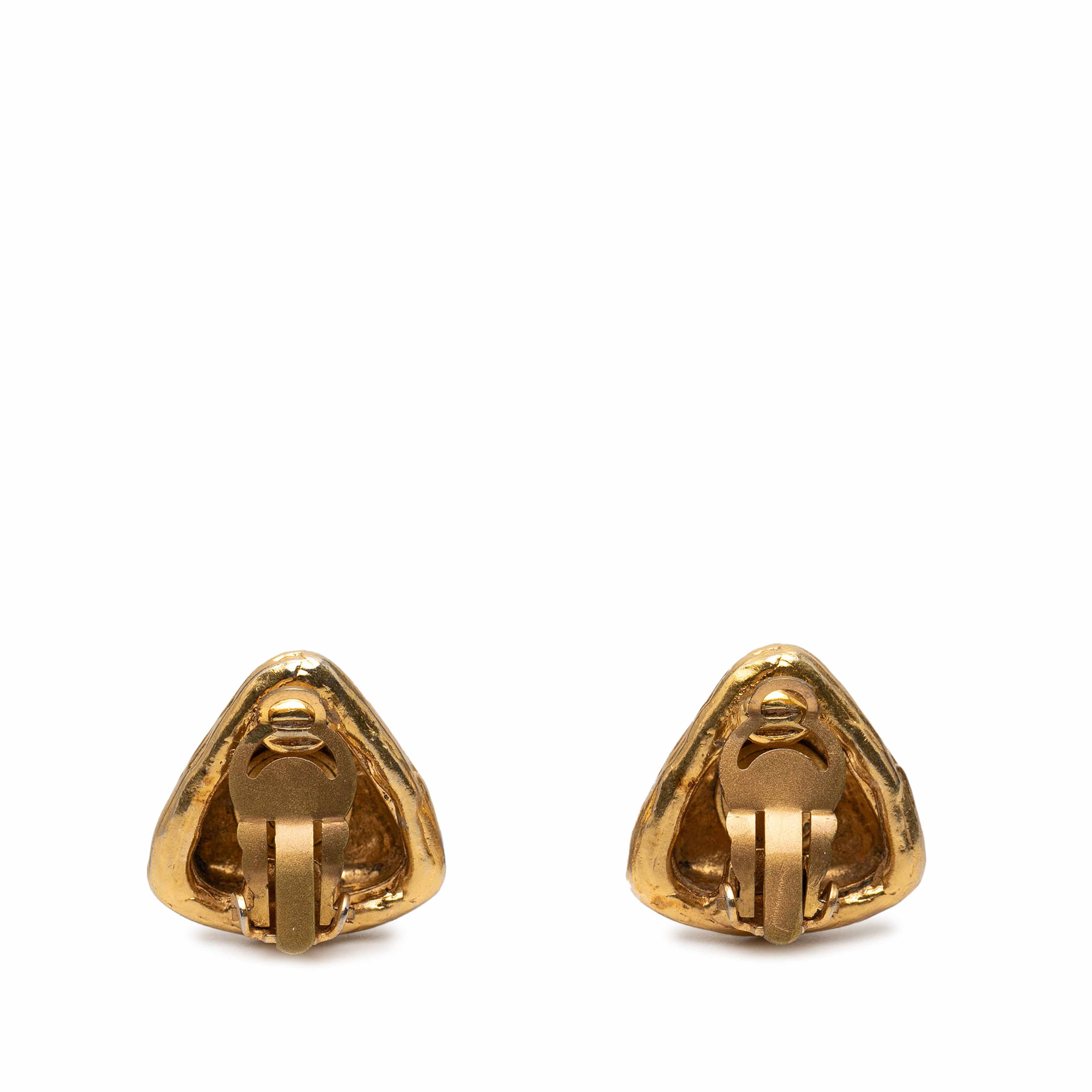 Chanel Cc Gold Plated Triangle Clip On Earrings, från Luxclusif, i färgen gold. Klicka för att öppna bilden i stort format