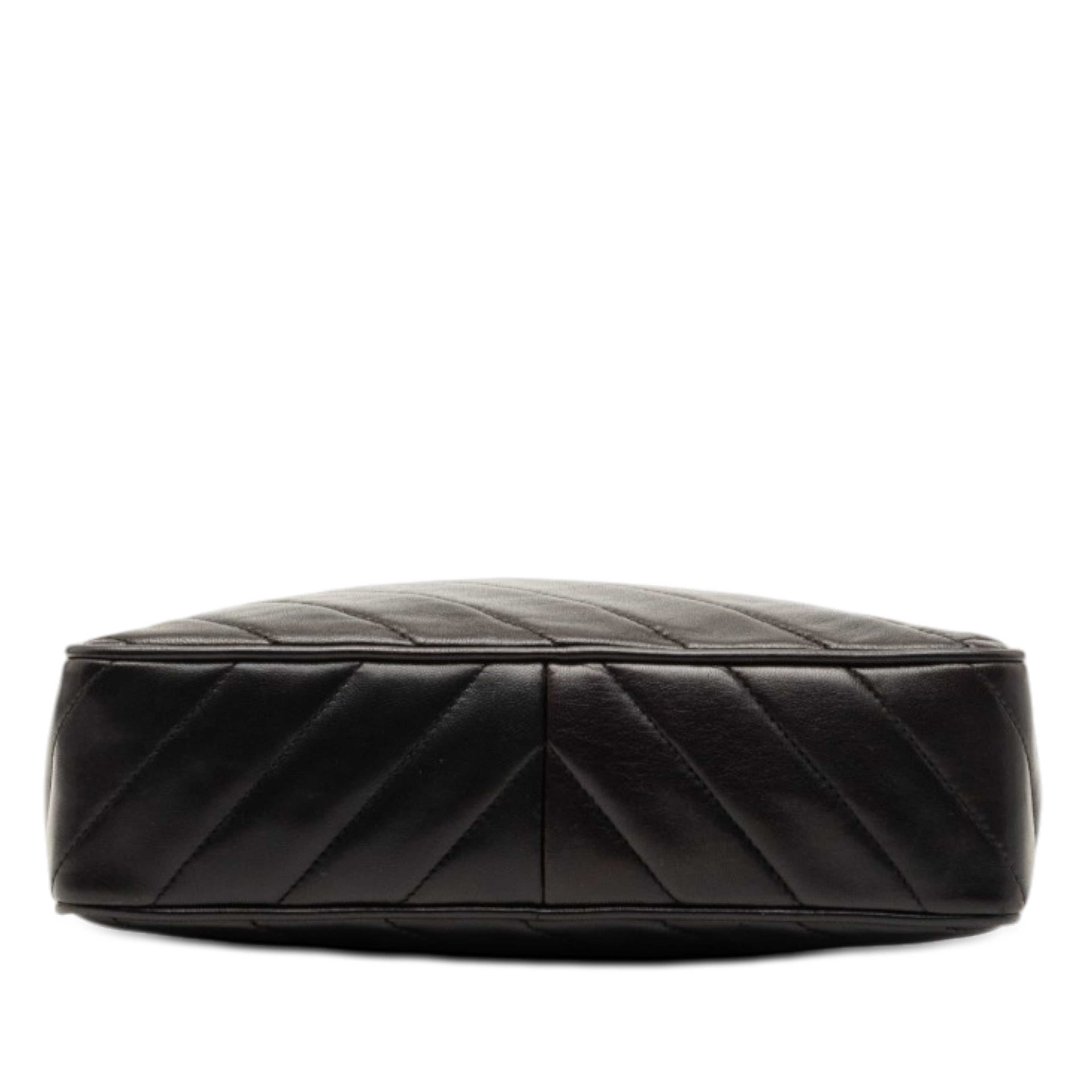 Chanel Cc Diagonal Quilted Lambskin Tassel Camera Bag, från Luxclusif, i färgen black. Klicka för att öppna bilden i stort format