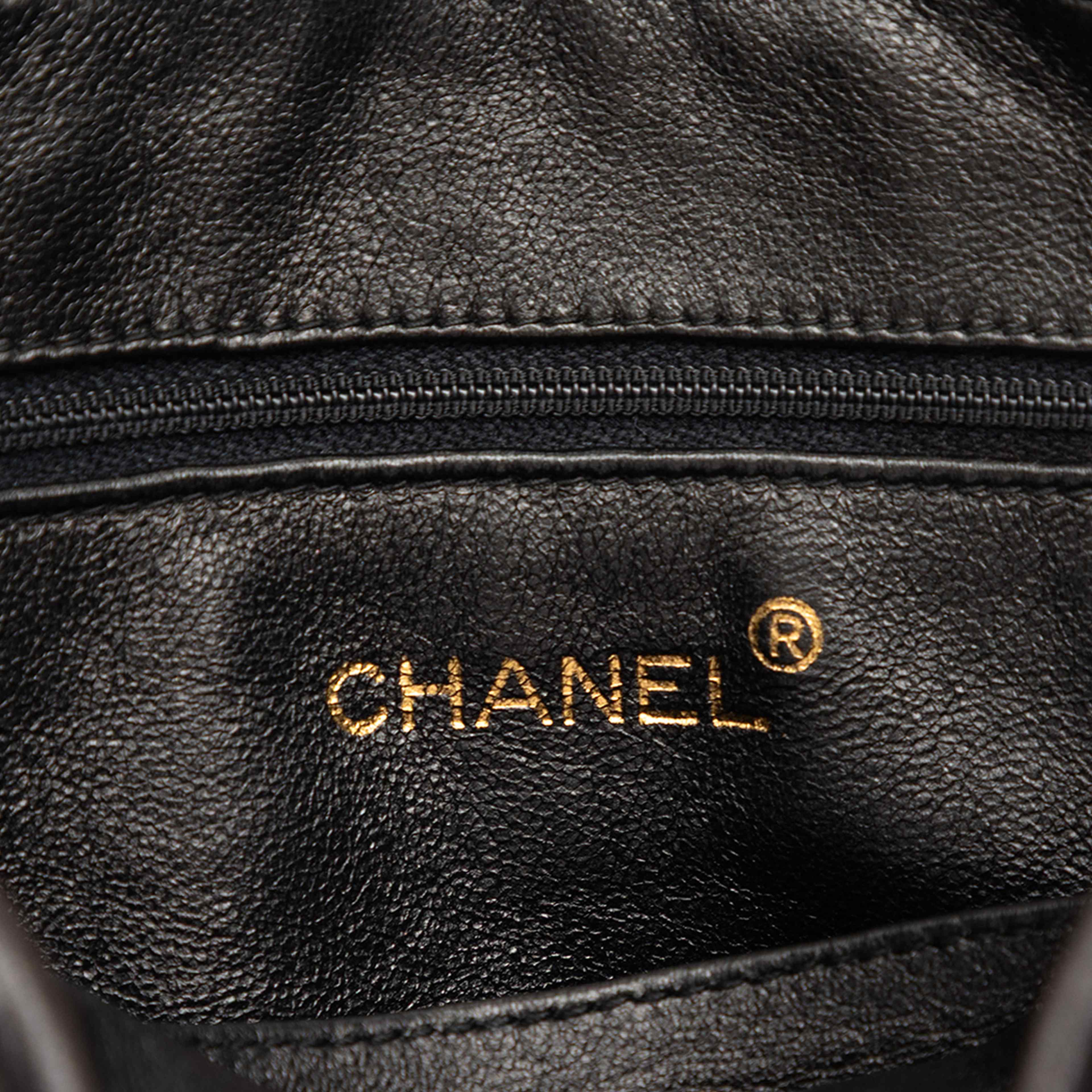 Chanel Cc Diagonal Quilted Lambskin Tassel Camera Bag, från Luxclusif, i färgen black. Klicka för att öppna bilden i stort format