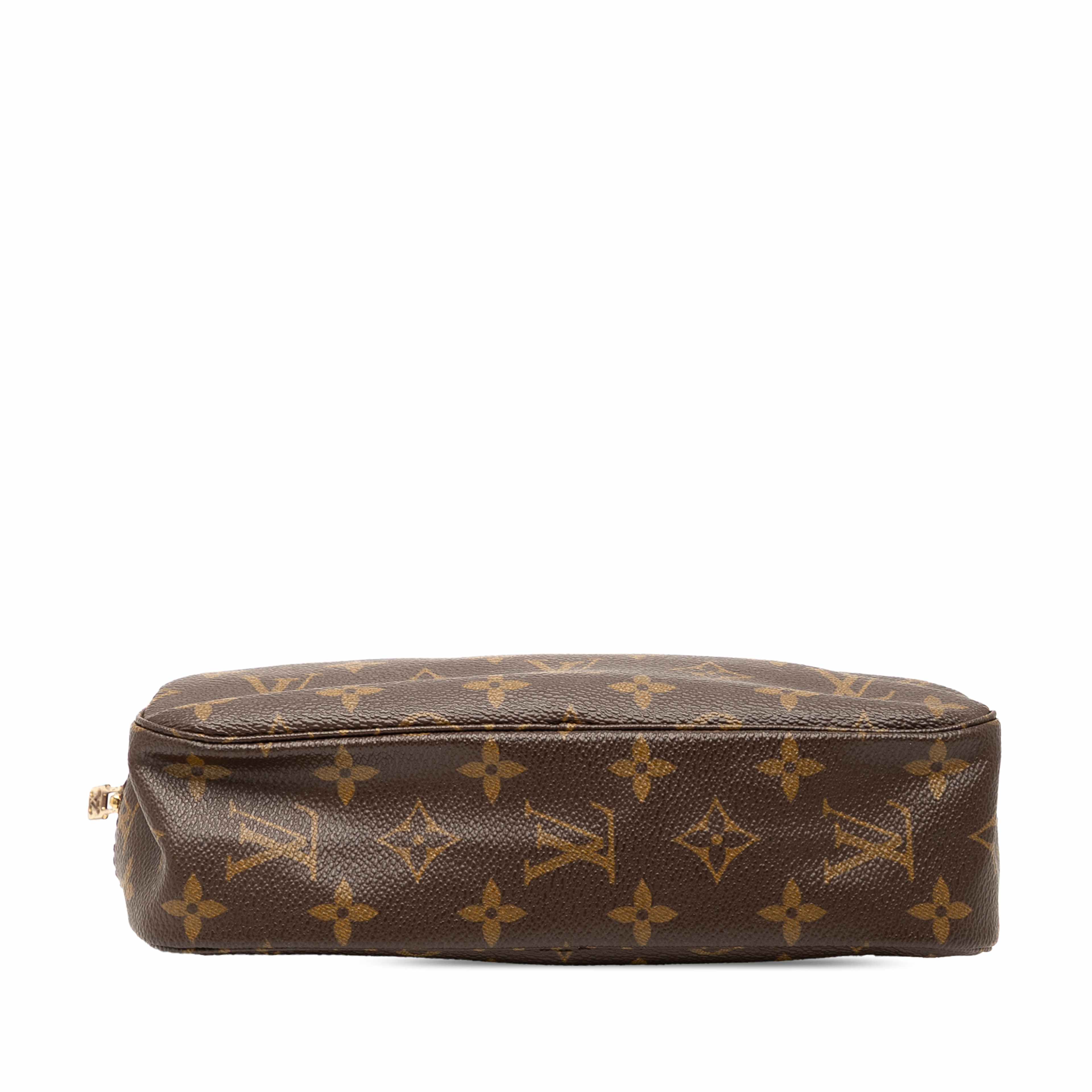 Louis Vuitton Monogram Trousse Toilette 23, från Luxclusif, i färgen brown. Klicka för att öppna bilden i stort format