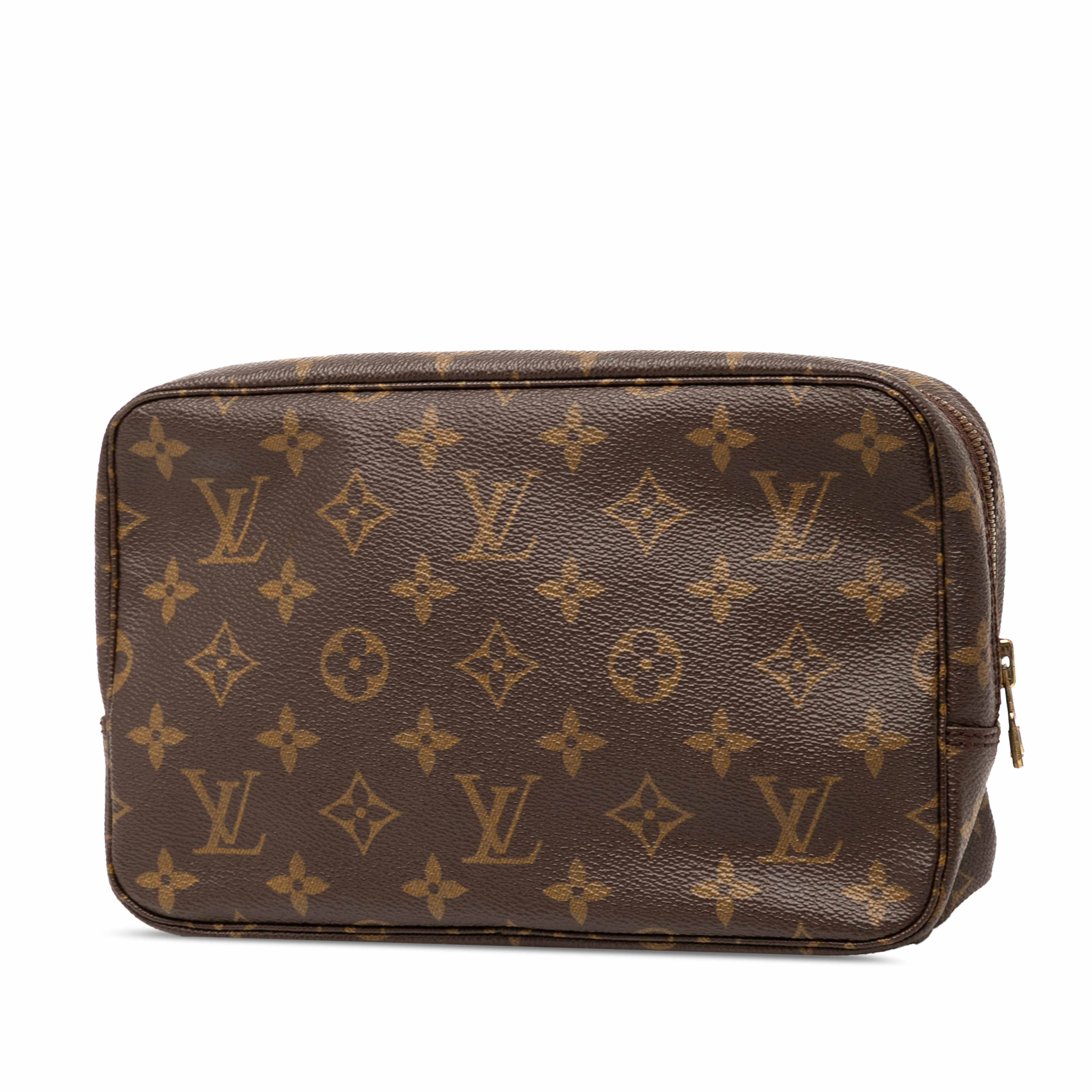 Louis Vuitton Monogram Trousse Toilette 23, från Luxclusif, i färgen brown. Klicka för att öppna bilden i stort format