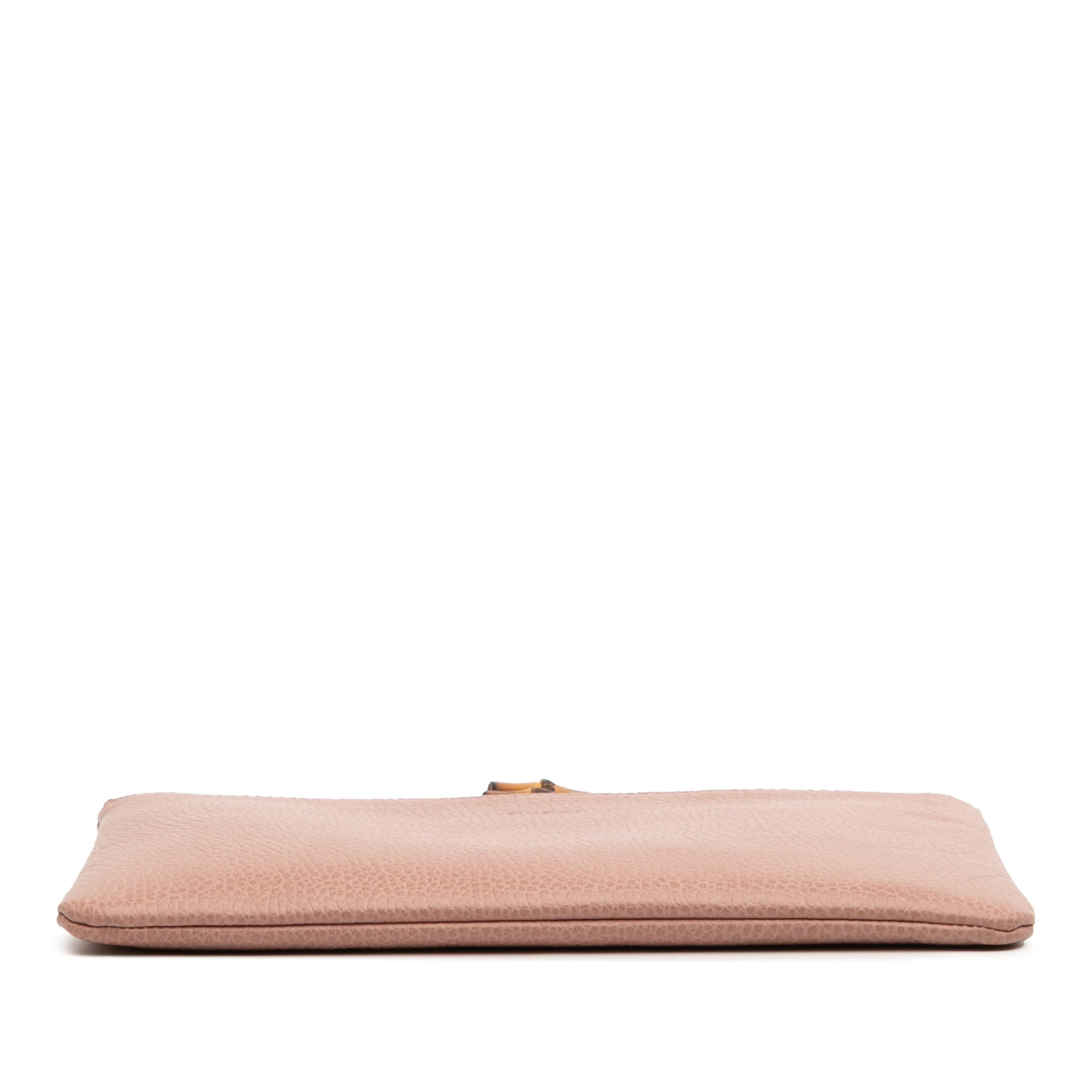 Gucci Calfskin Bamboo Clutch, från Luxclusif, i färgen light pink. Klicka för att öppna bilden i stort format