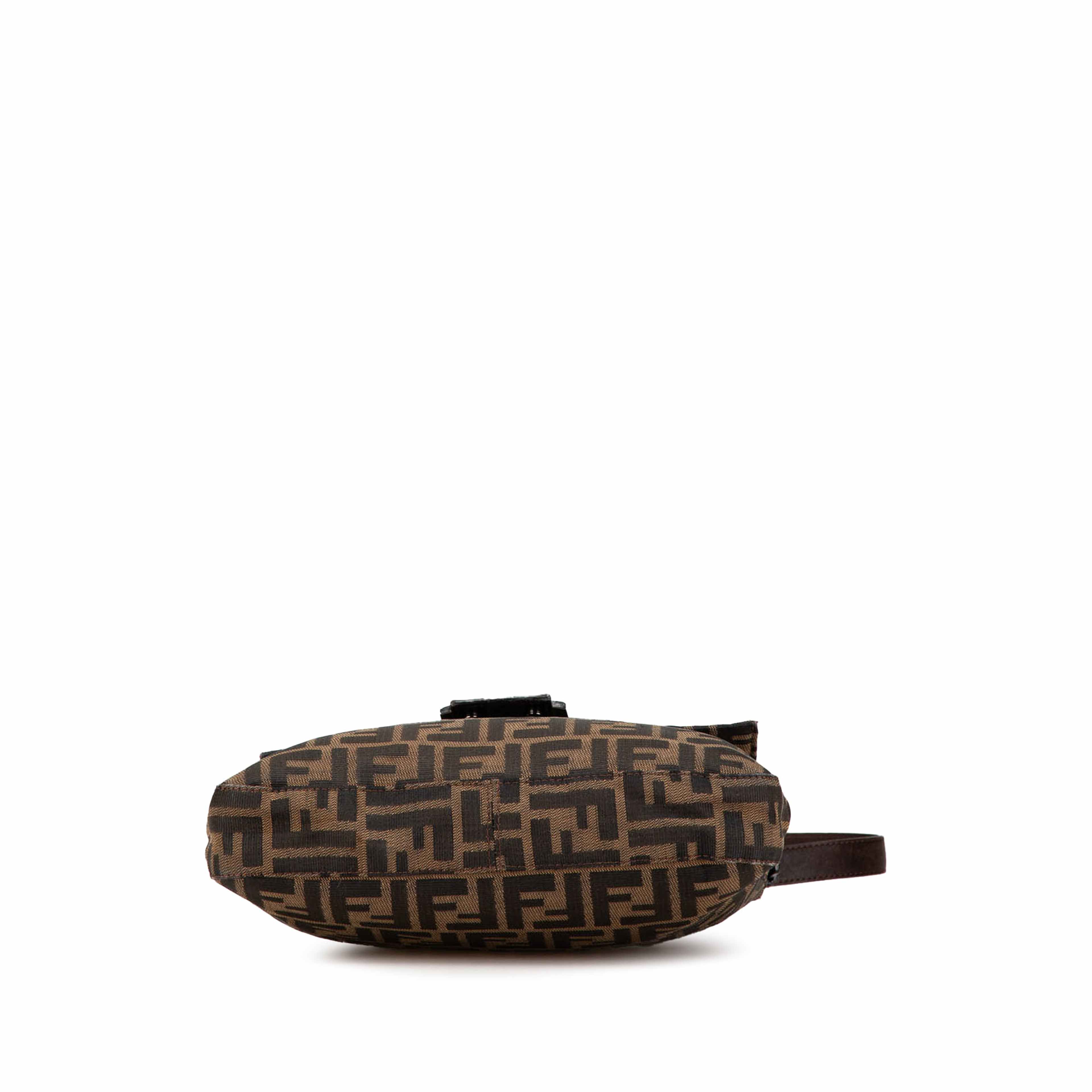 Fendi Zucca Canvas Shoulder Bag, från Luxclusif, i färgen brown. Klicka för att öppna bilden i stort format