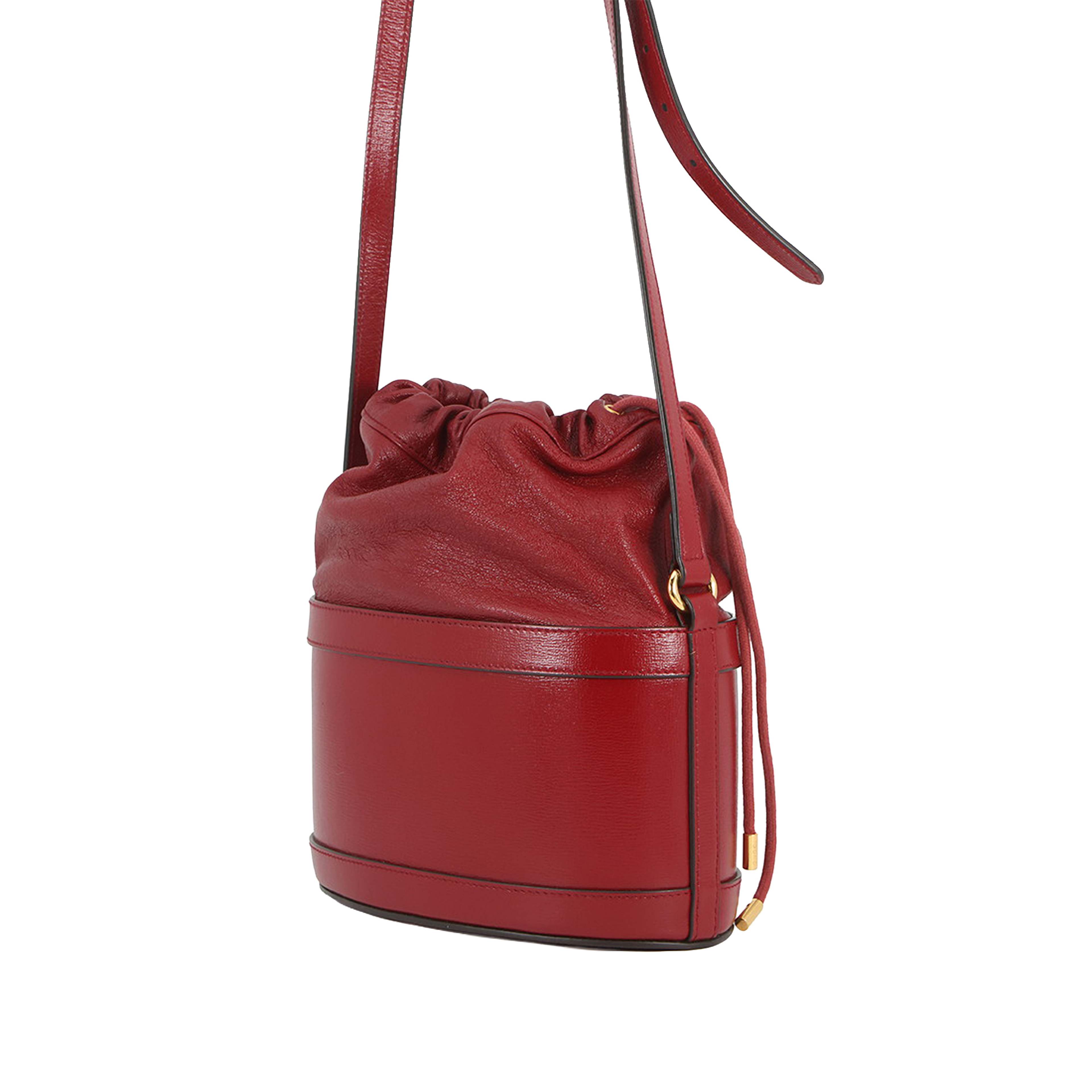 Gucci Calfskin Horsebit 1955 Bucket Bag, från Luxclusif, i färgen röd. Klicka för att öppna bilden i stort format