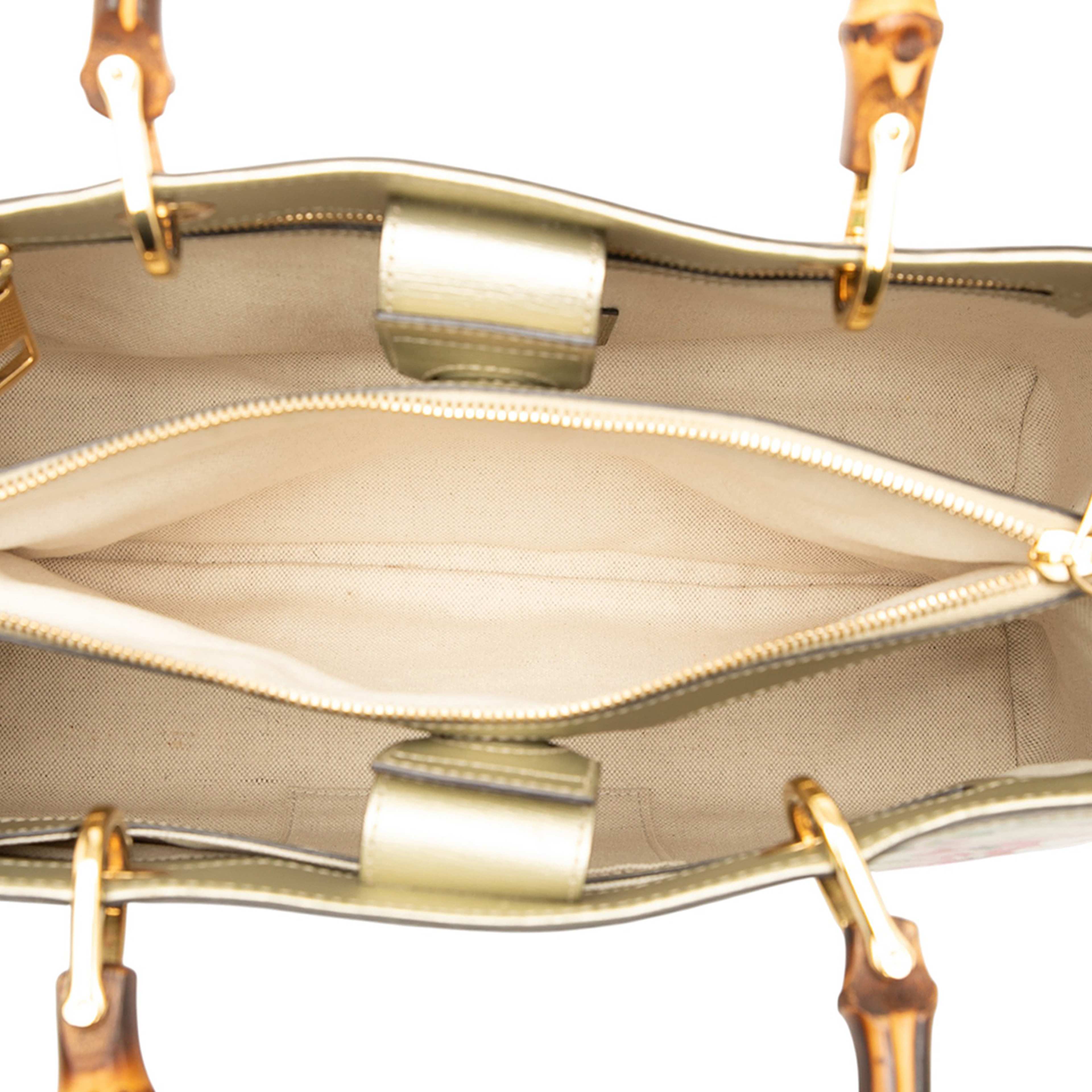 Gucci Medium Calfskin Blooms Bamboo Shopper Satchel, från Luxclusif, i färgen gray. Klicka för att öppna bilden i stort format