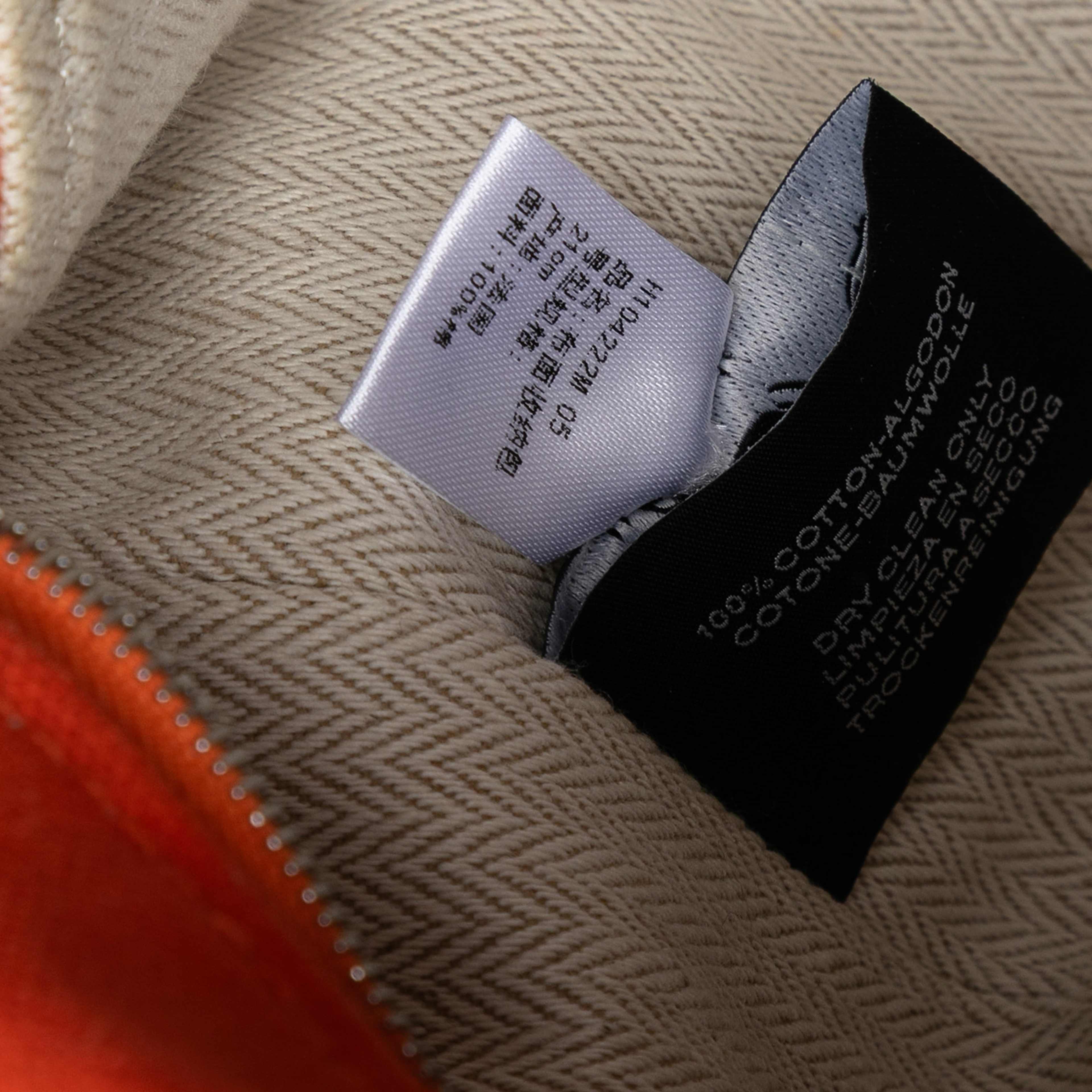 Hermès Small Toile Bride A Brac Case, från Luxclusif, i färgen dark orange. Klicka för att öppna bilden i stort format