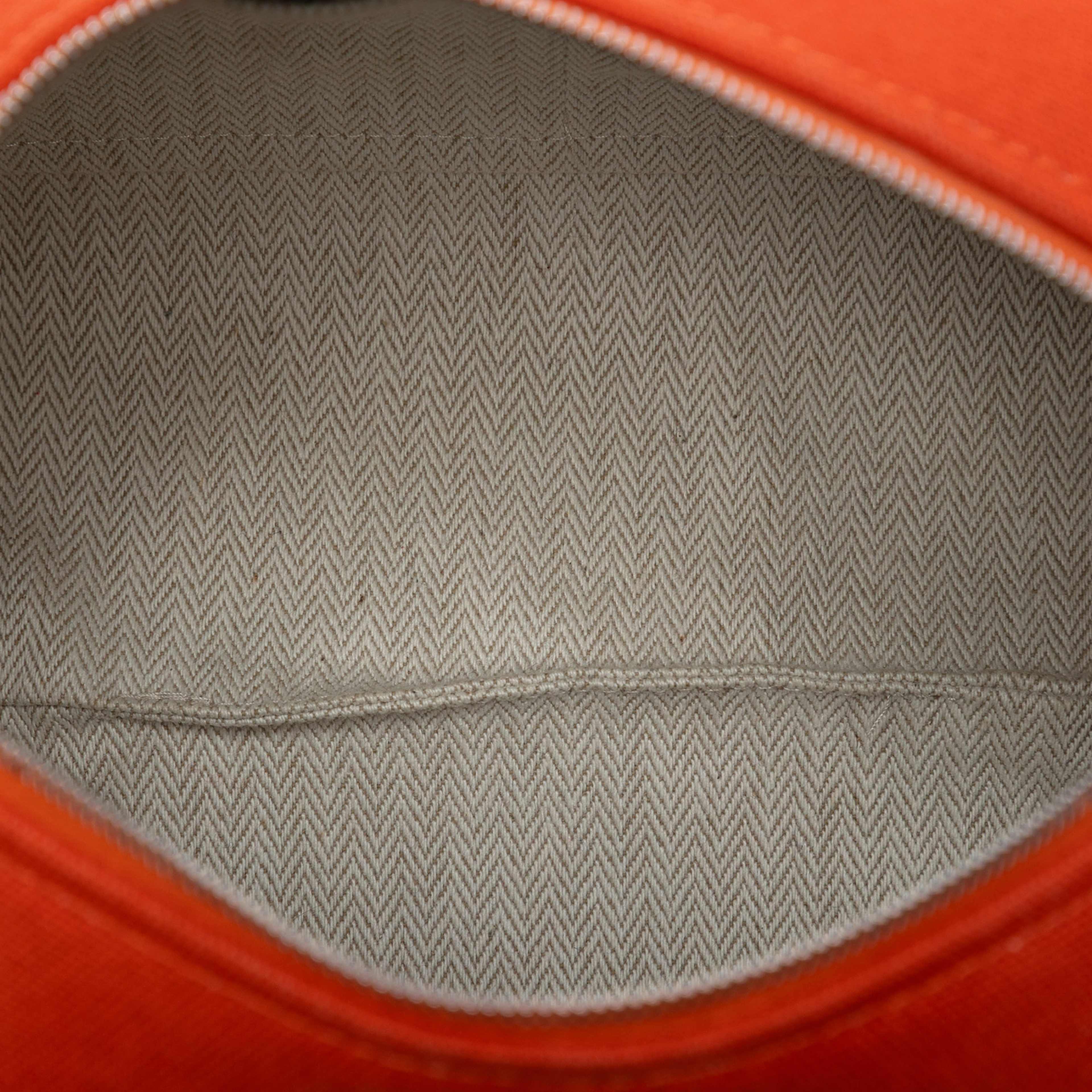 Hermès Small Toile Bride A Brac Case, från Luxclusif, i färgen dark orange. Klicka för att öppna bilden i stort format