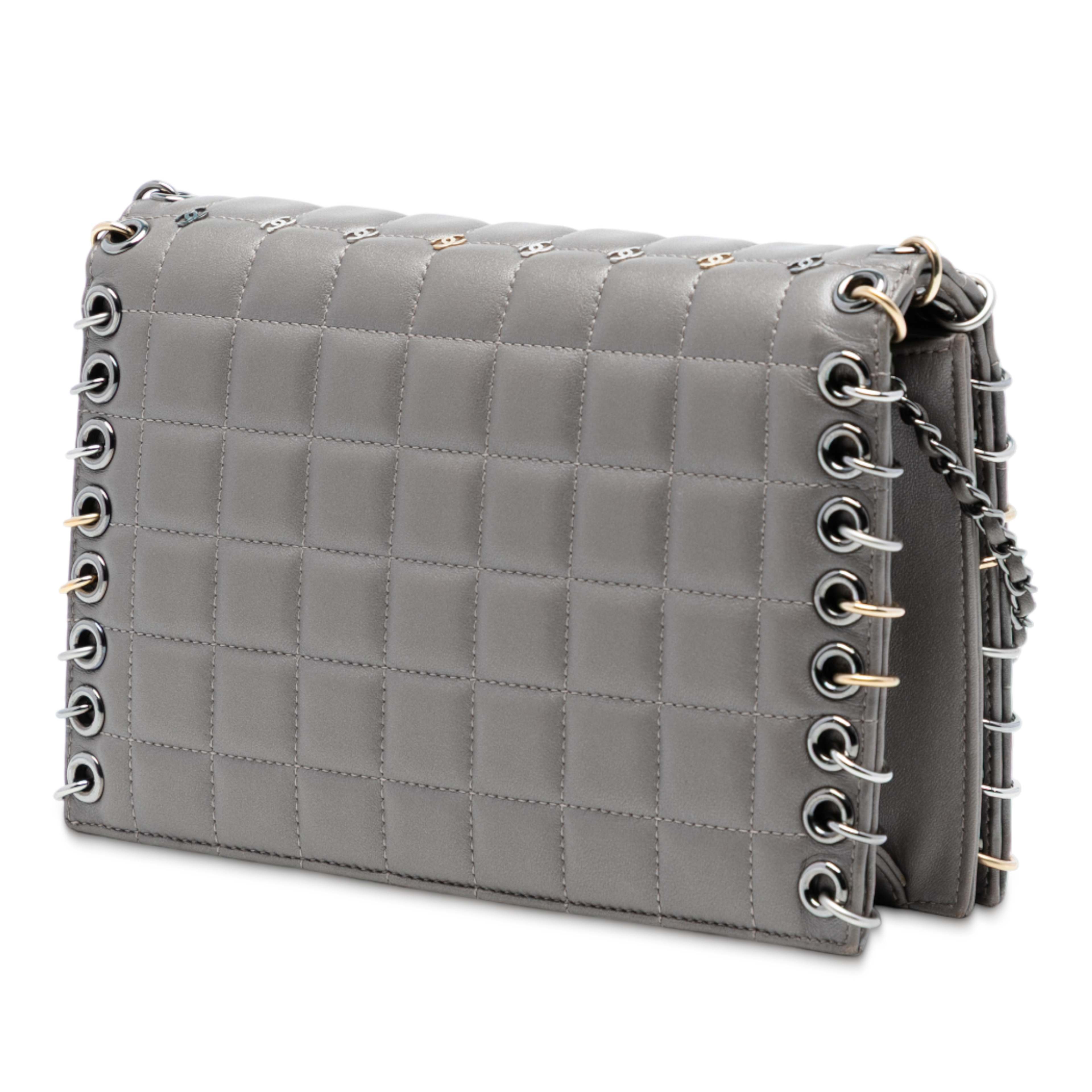 Chanel Small Lambskin Chocolate Bar Cc Piercing Studded Chain Flap, från Luxclusif, i färgen gray. Klicka för att öppna bilden i stort format