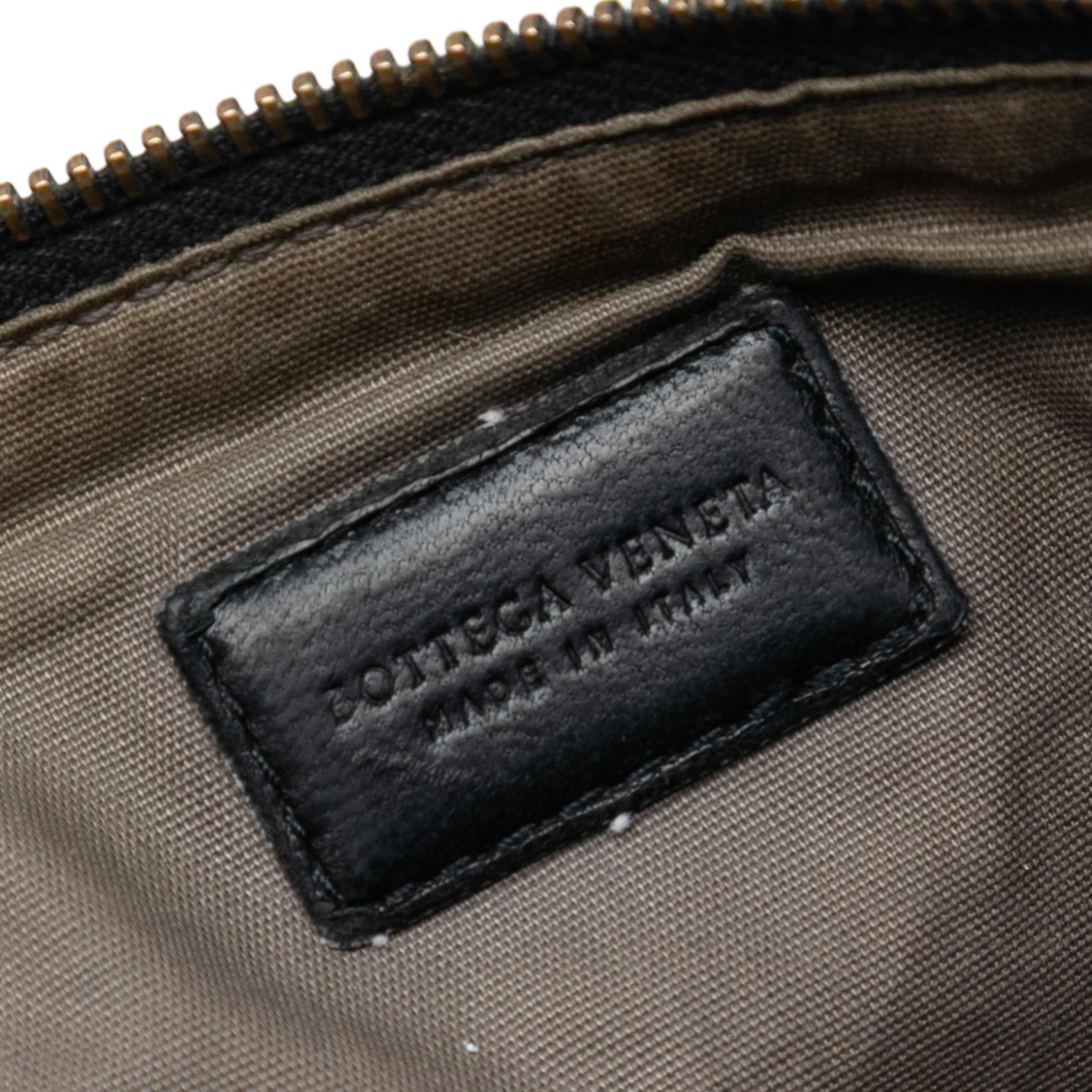 Bottega Veneta Nappa Intrecciato Clutch, från Luxclusif, i färgen black. Klicka för att öppna bilden i stort format