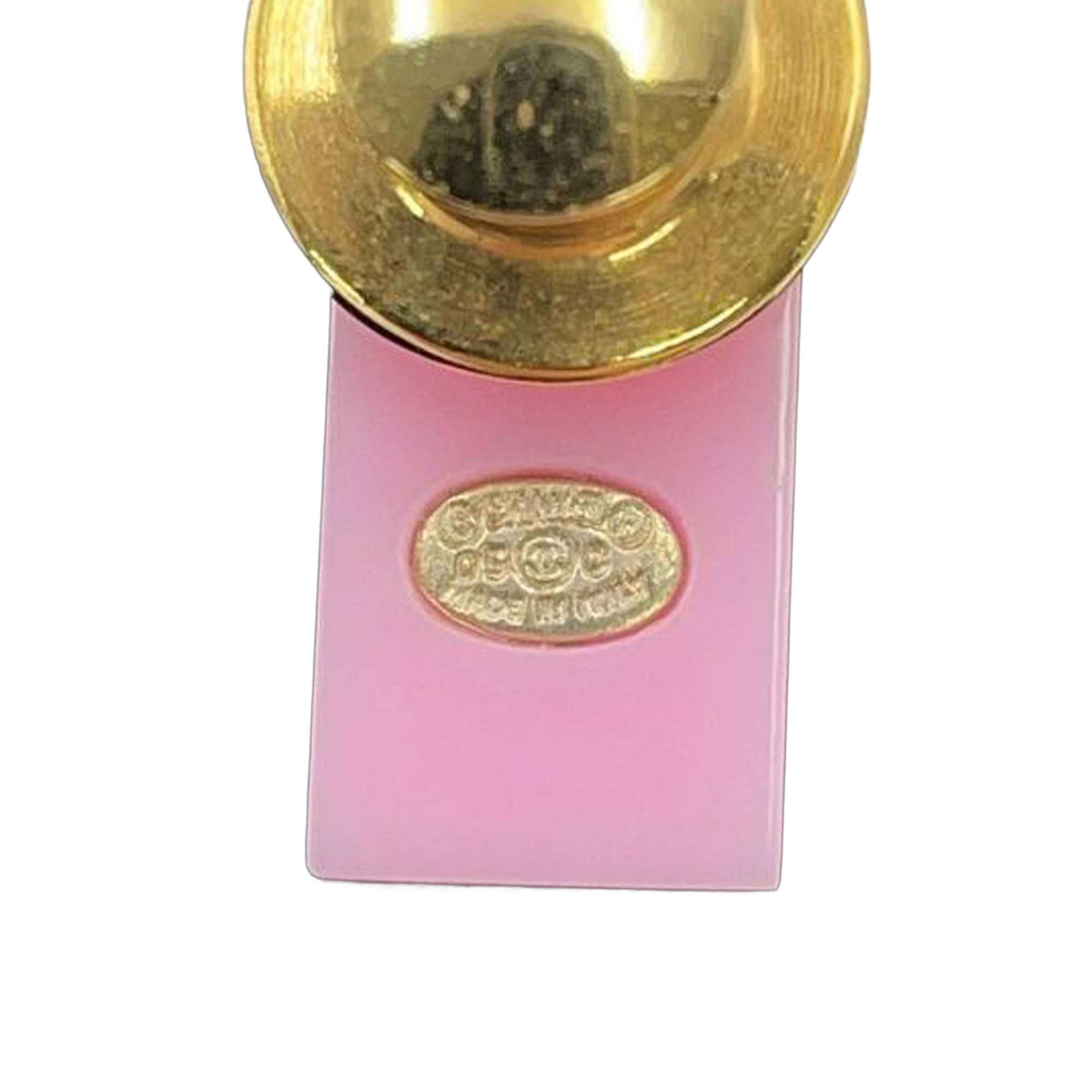 Chanel Resin Eiffel Tower Cc Brooch, från Luxclusif, i färgen pink. Klicka för att öppna bilden i stort format