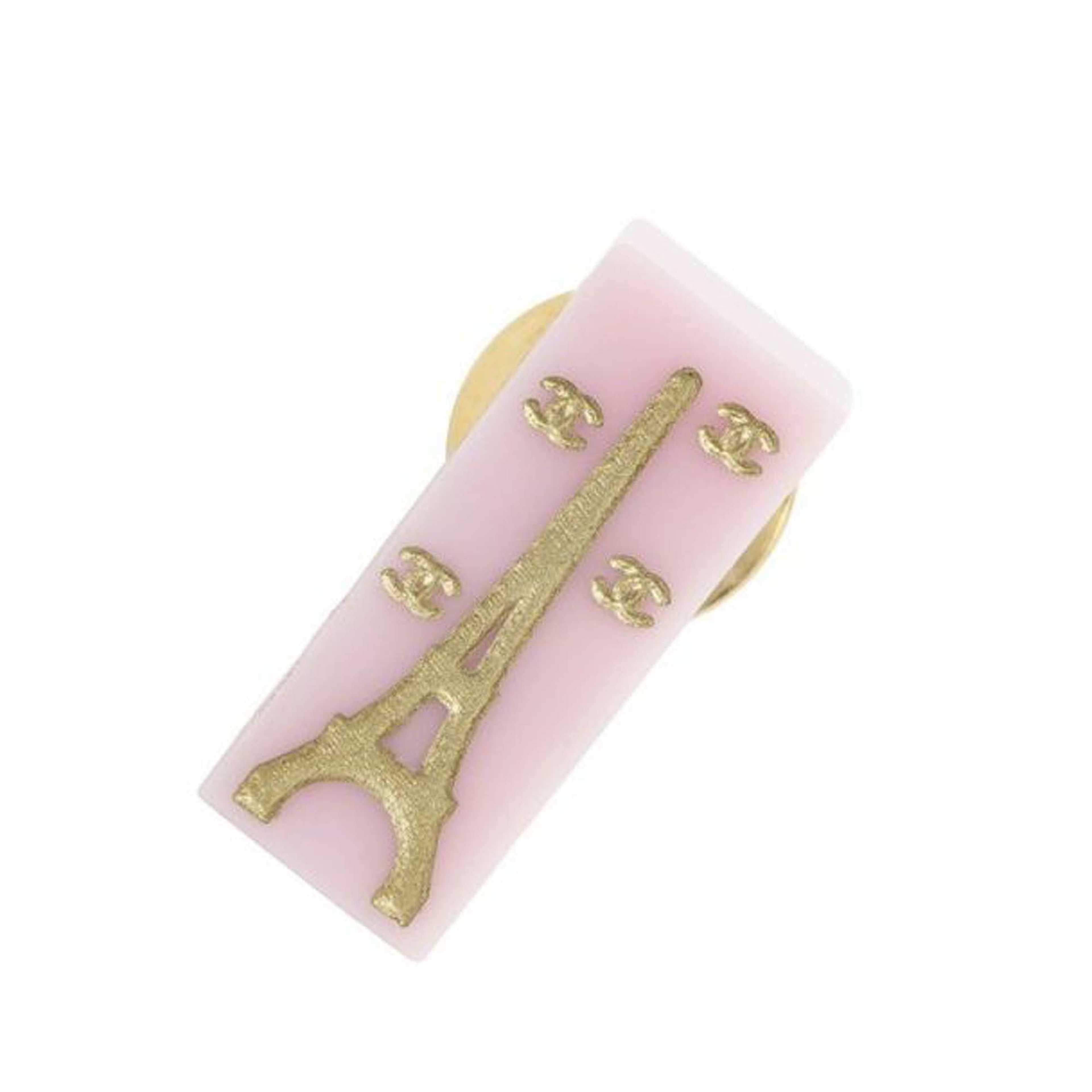 Chanel Resin Eiffel Tower Cc Brooch, från Luxclusif, i färgen pink. Klicka för att öppna bilden i stort format