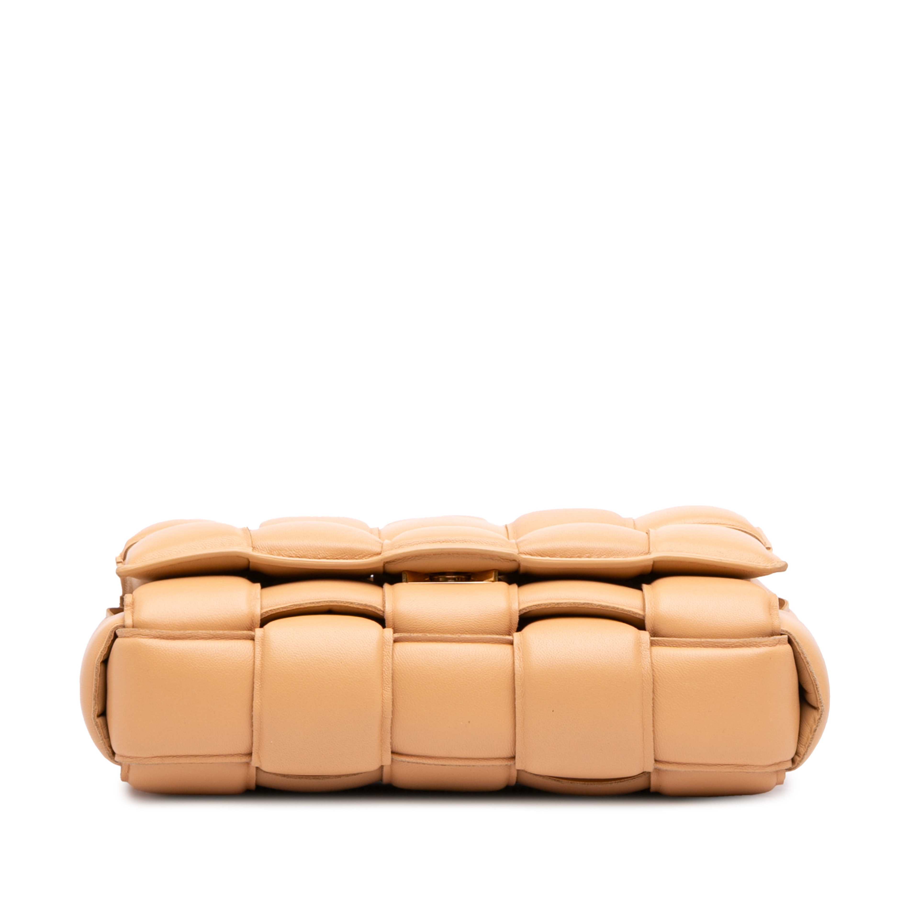 Bottega Veneta Nappa Intrecciato Padded Chain Cassette Satchel, från Luxclusif, i färgen beige. Klicka för att öppna bilden i stort format